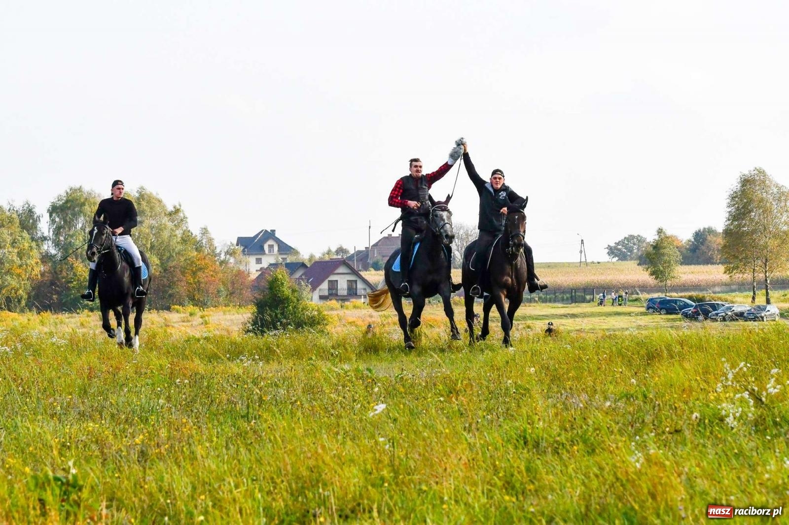 Zdjęcie w galerii na portalu naszraciborz.pl: Parada i pogoń z lisem, czyli piknik św. Huberta w Kornowacu [FOTO i WIDEO] wiadomości z regionu