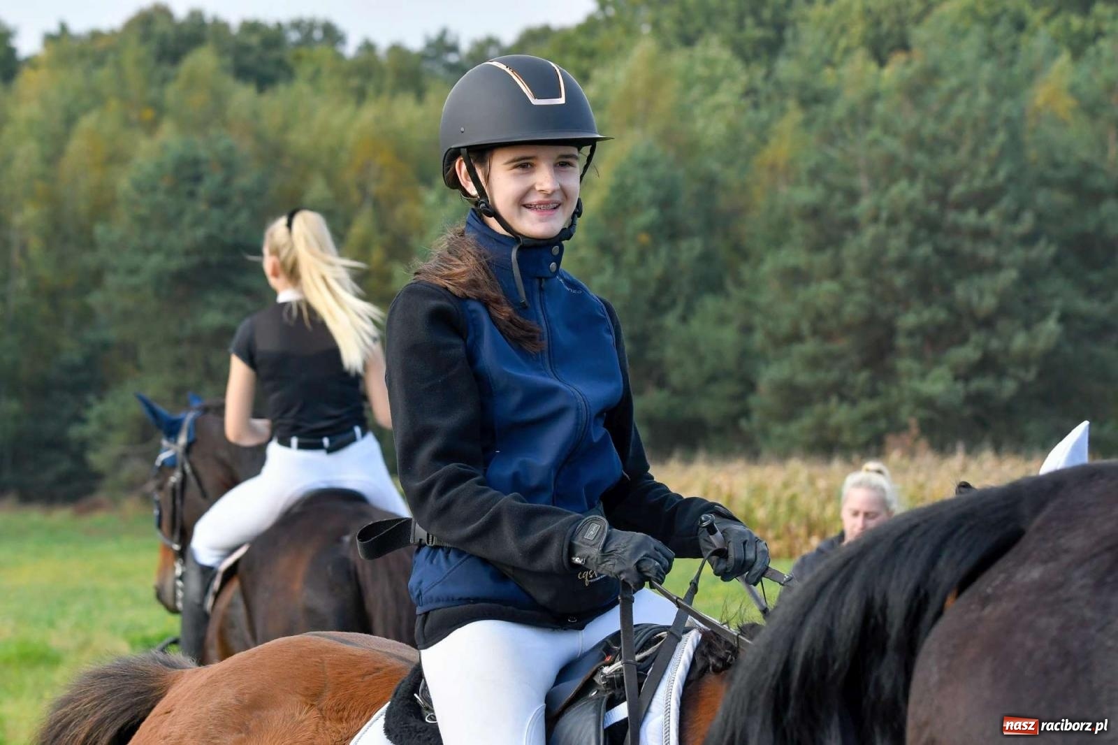 Zdjęcie w galerii na portalu naszraciborz.pl: Parada i pogoń z lisem, czyli piknik św. Huberta w Kornowacu [FOTO i WIDEO] wiadomości z regionu