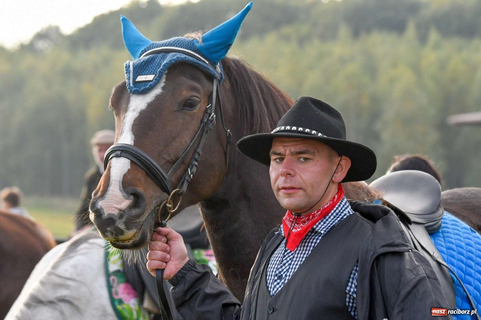 Zdjęcie w galerii na portalu naszraciborz.pl: Parada i pogoń z lisem, czyli piknik św. Huberta w Kornowacu [FOTO i WIDEO] wiadomości z regionu