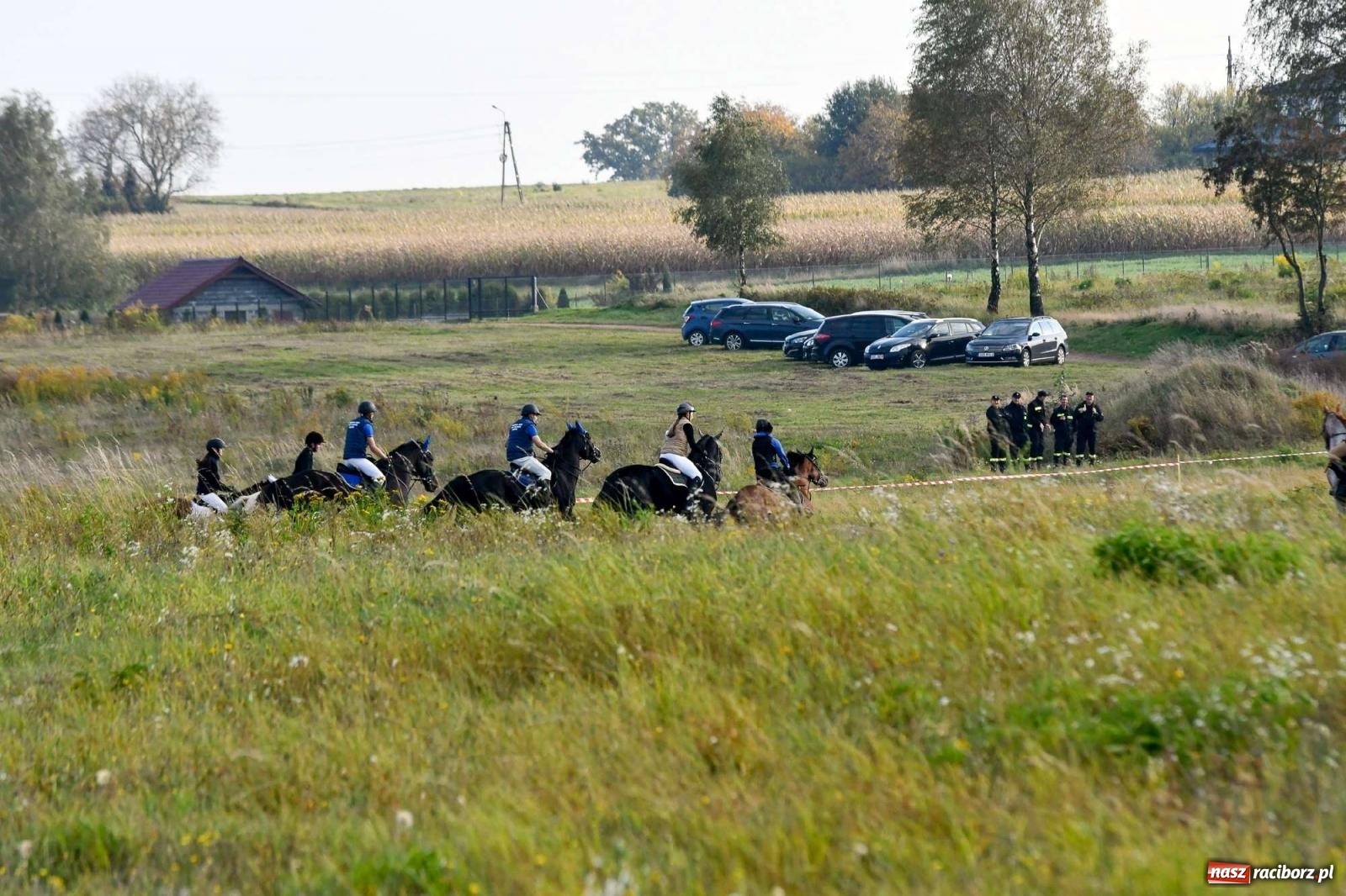 Zdjęcie w galerii na portalu naszraciborz.pl: Parada i pogoń z lisem, czyli piknik św. Huberta w Kornowacu [FOTO i WIDEO] wiadomości z regionu