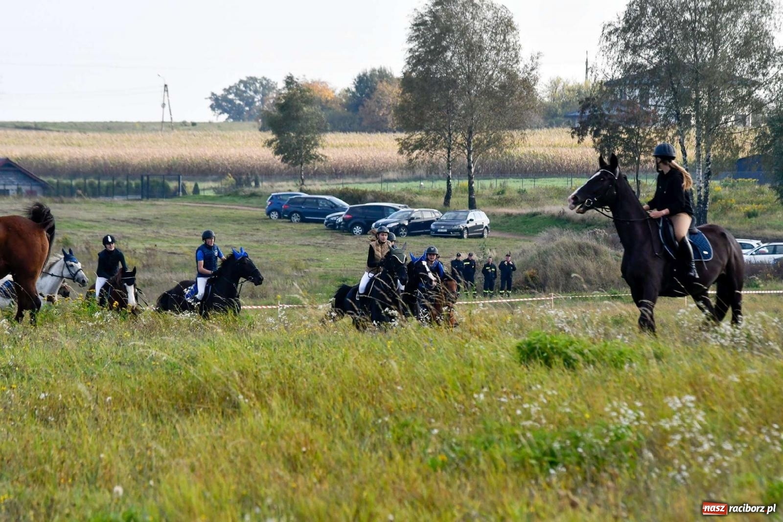Zdjęcie w galerii na portalu naszraciborz.pl: Parada i pogoń z lisem, czyli piknik św. Huberta w Kornowacu [FOTO i WIDEO] wiadomości z regionu