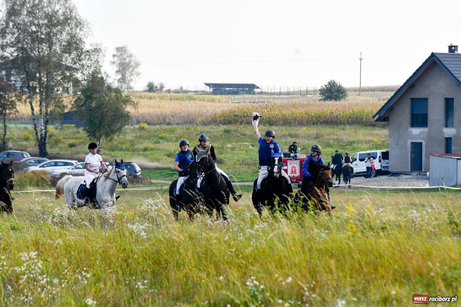 Zdjęcie w galerii na portalu naszraciborz.pl: Parada i pogoń z lisem, czyli piknik św. Huberta w Kornowacu [FOTO i WIDEO] wiadomości z regionu