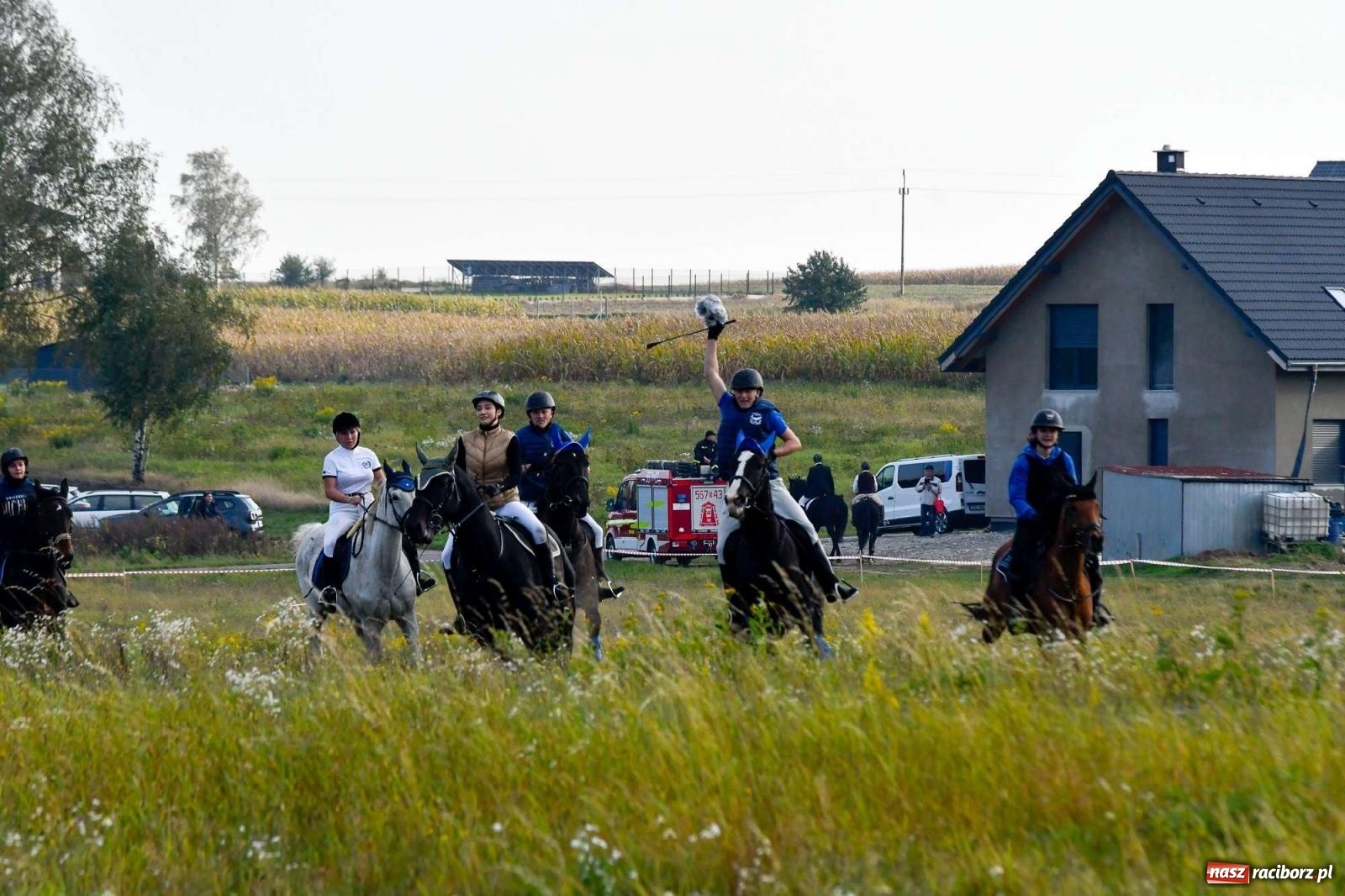 Zdjęcie w galerii na portalu naszraciborz.pl: Parada i pogoń z lisem, czyli piknik św. Huberta w Kornowacu [FOTO i WIDEO] wiadomości z regionu