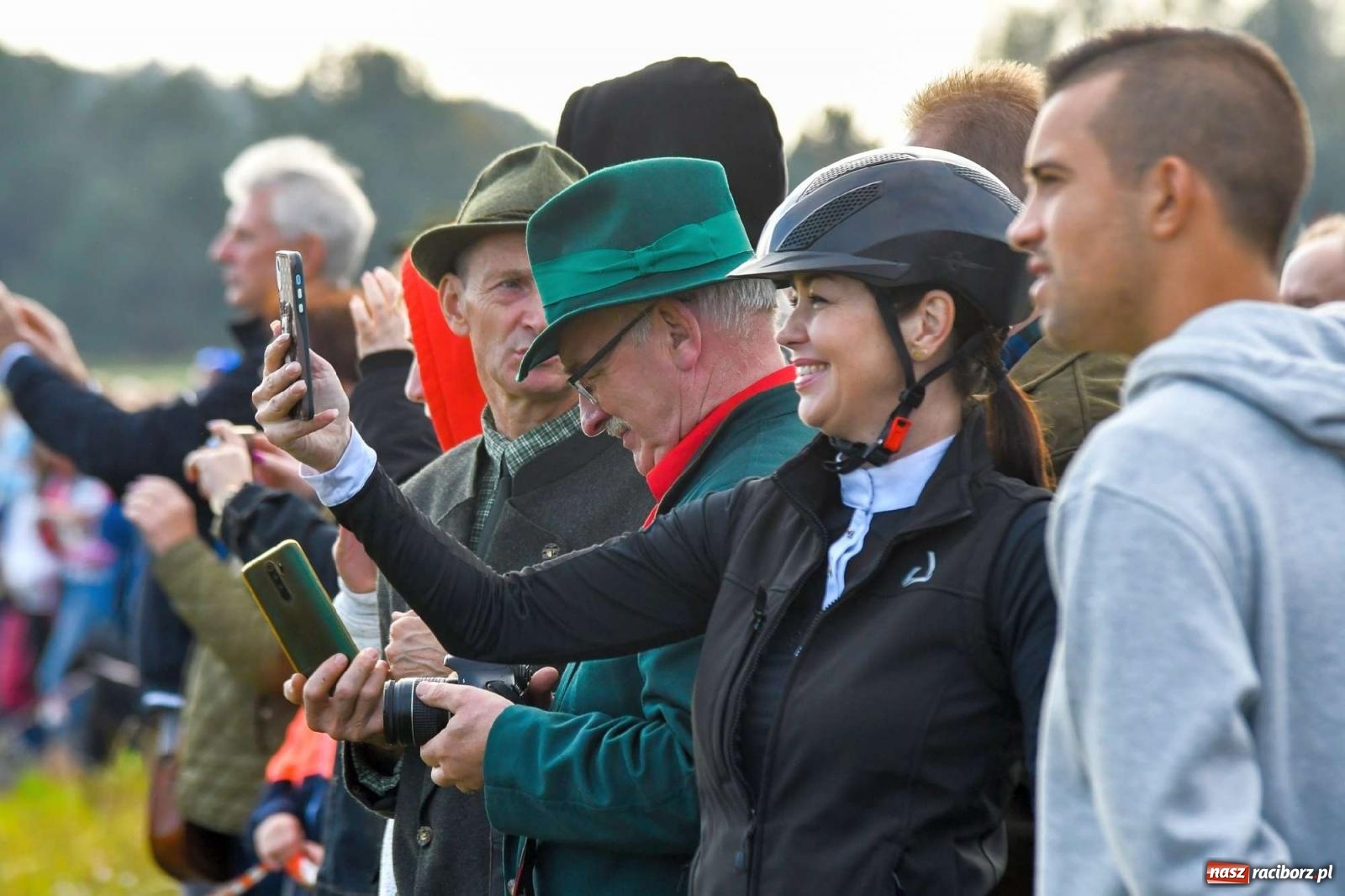 Zdjęcie w galerii na portalu naszraciborz.pl: Parada i pogoń z lisem, czyli piknik św. Huberta w Kornowacu [FOTO i WIDEO] wiadomości z regionu