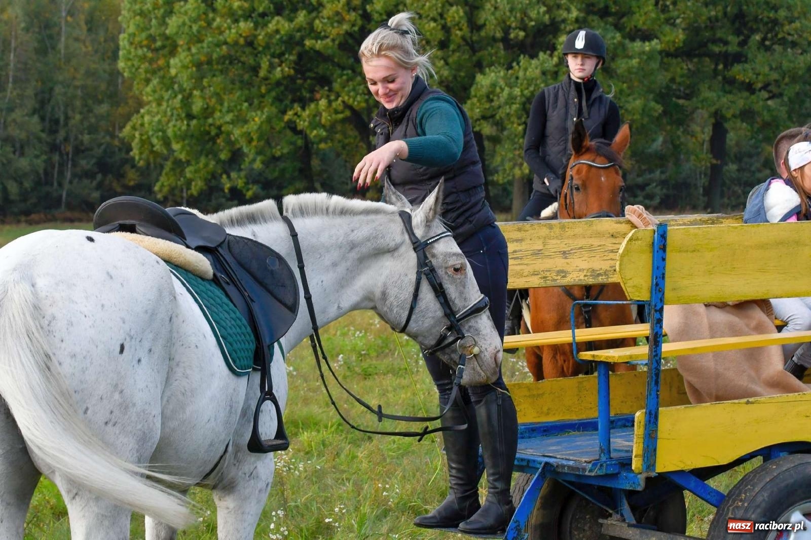 Zdjęcie w galerii na portalu naszraciborz.pl: Parada i pogoń z lisem, czyli piknik św. Huberta w Kornowacu [FOTO i WIDEO] wiadomości z regionu