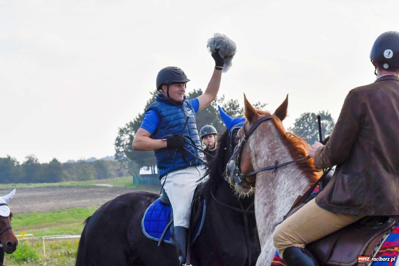Zdjęcie w galerii na portalu naszraciborz.pl: Parada i pogoń z lisem, czyli piknik św. Huberta w Kornowacu [FOTO i WIDEO] wiadomości z regionu