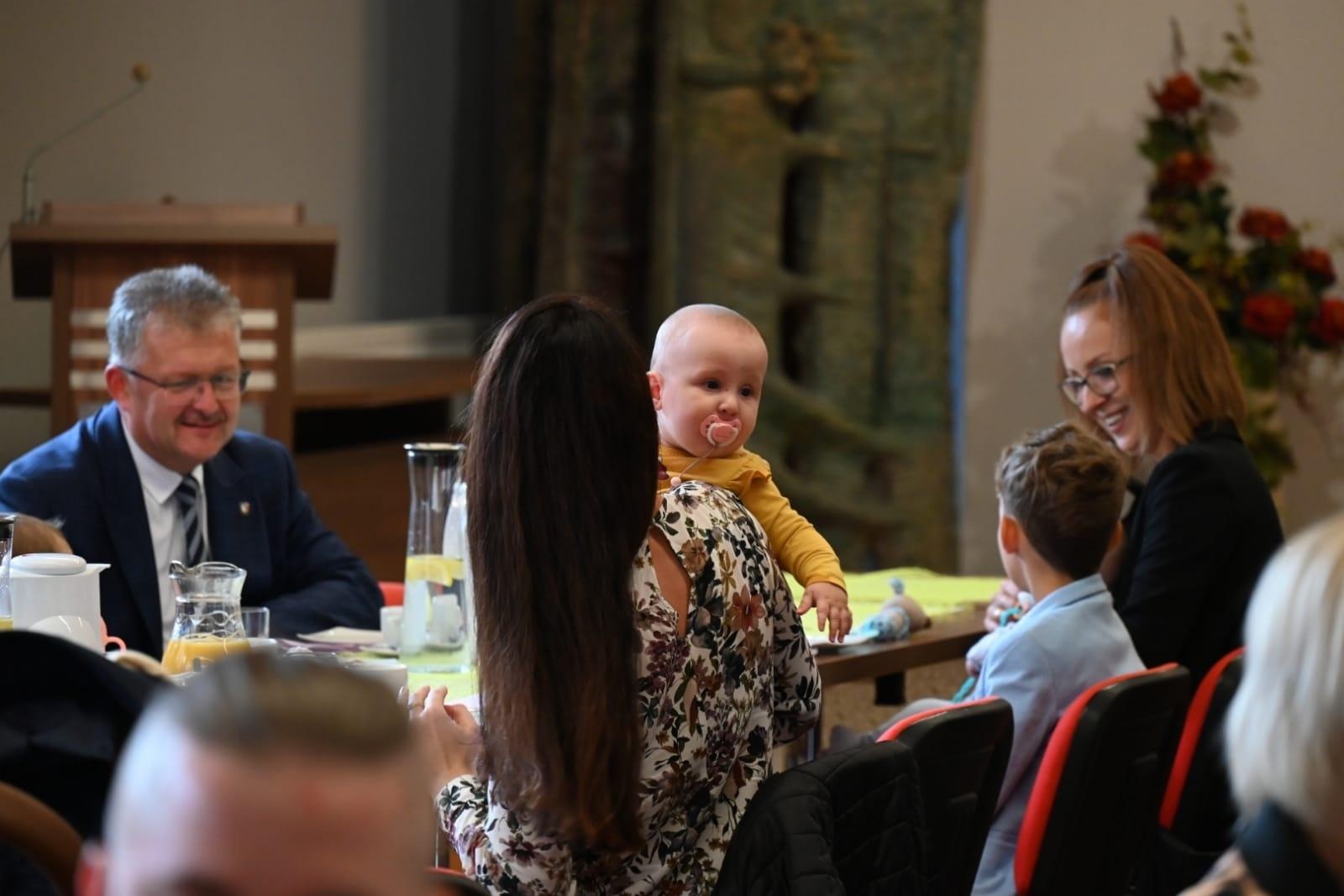 Zdjęcie w galerii na portalu naszraciborz.pl: W gminie Krzyżanowice powitano najmłodszych obywateli [FOTO] wiadomości z regionu