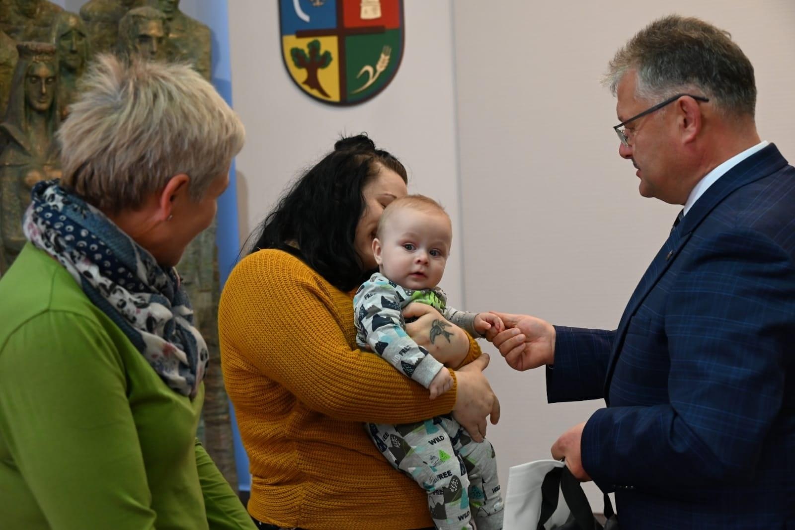 Zdjęcie w galerii na portalu naszraciborz.pl: W gminie Krzyżanowice powitano najmłodszych obywateli [FOTO] wiadomości z regionu