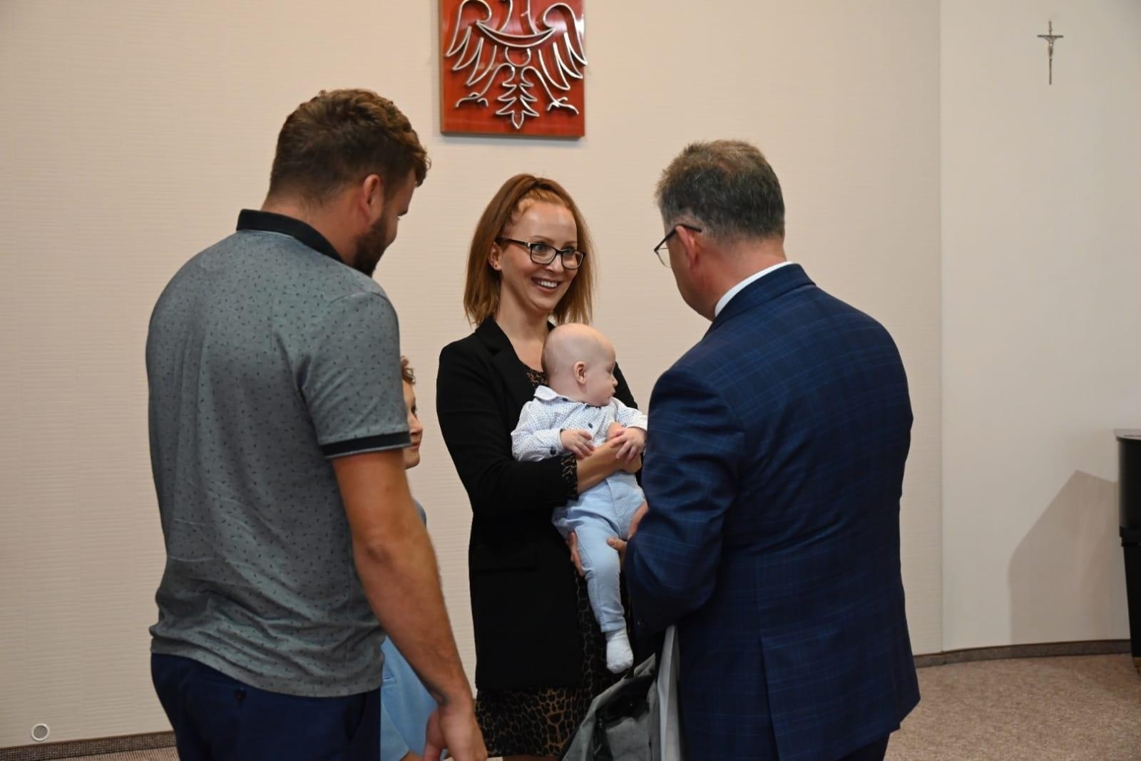 Zdjęcie w galerii na portalu naszraciborz.pl: W gminie Krzyżanowice powitano najmłodszych obywateli [FOTO] wiadomości z regionu