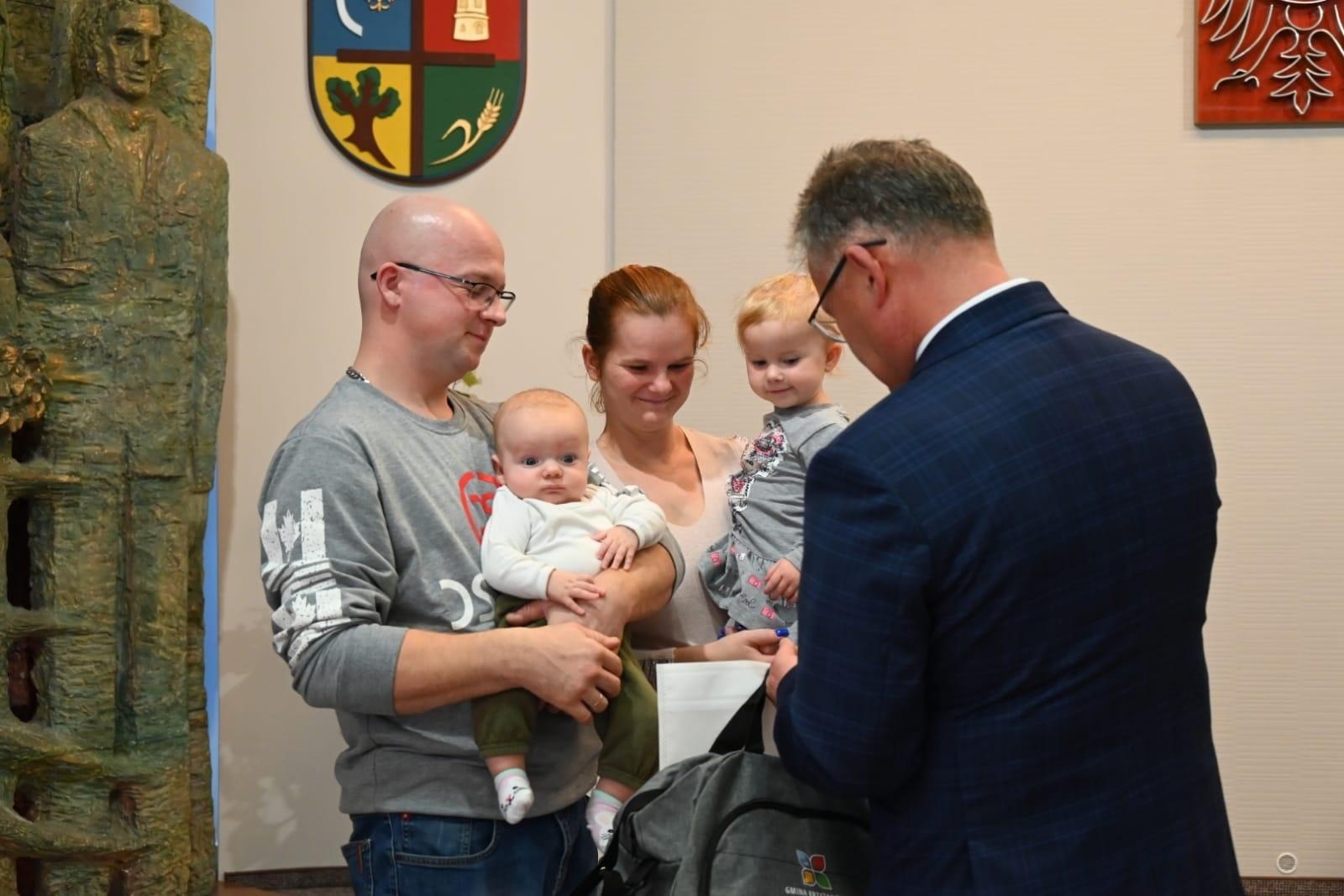 Zdjęcie w galerii na portalu naszraciborz.pl: W gminie Krzyżanowice powitano najmłodszych obywateli [FOTO] wiadomości z regionu