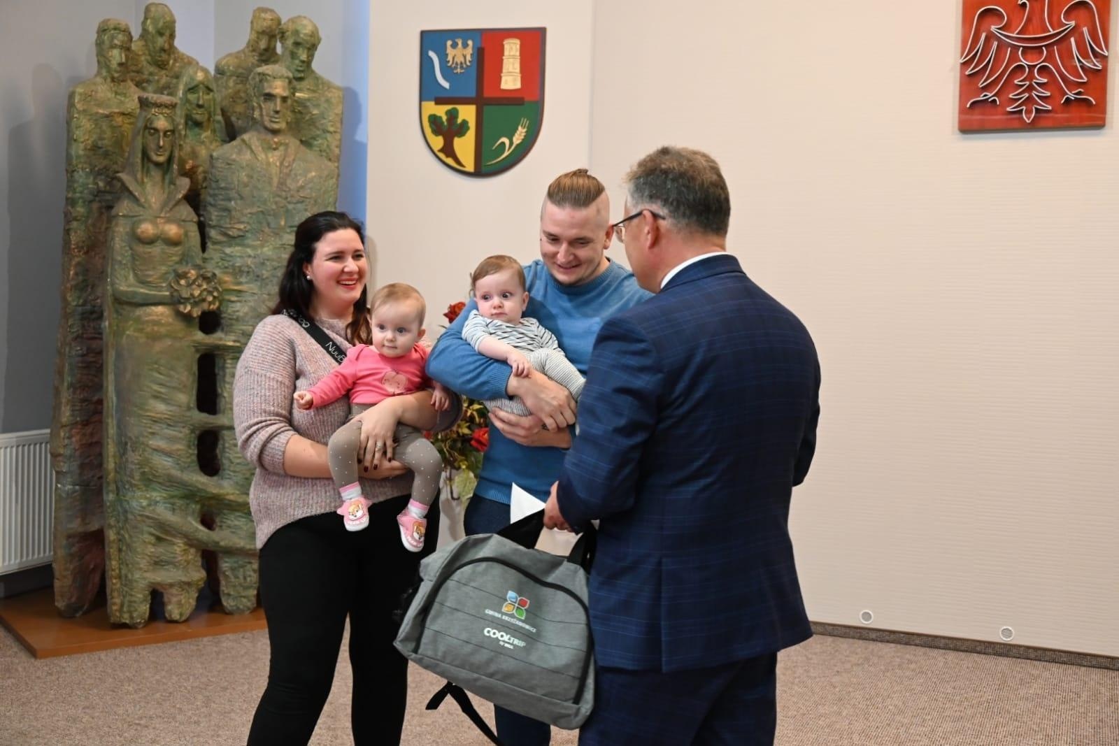 Zdjęcie w galerii na portalu naszraciborz.pl: W gminie Krzyżanowice powitano najmłodszych obywateli [FOTO] wiadomości z regionu