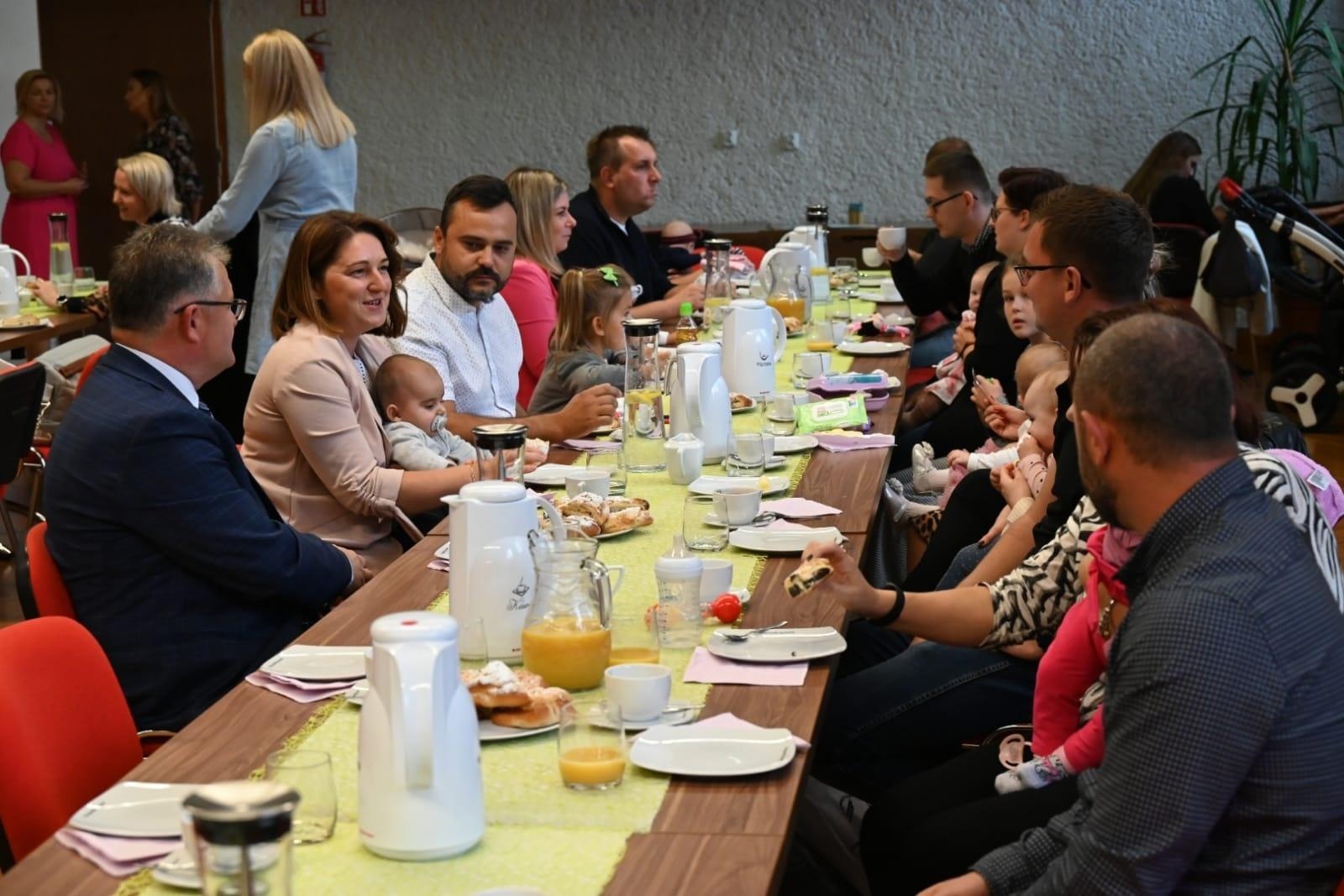Zdjęcie w galerii na portalu naszraciborz.pl: W gminie Krzyżanowice powitano najmłodszych obywateli [FOTO] wiadomości z regionu