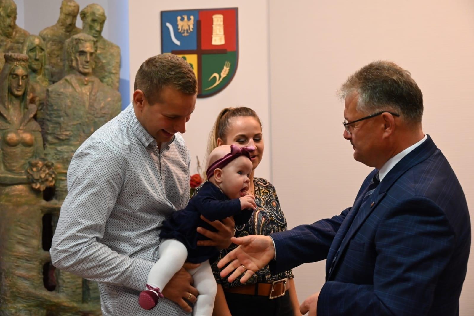 Zdjęcie w galerii na portalu naszraciborz.pl: W gminie Krzyżanowice powitano najmłodszych obywateli [FOTO] wiadomości z regionu