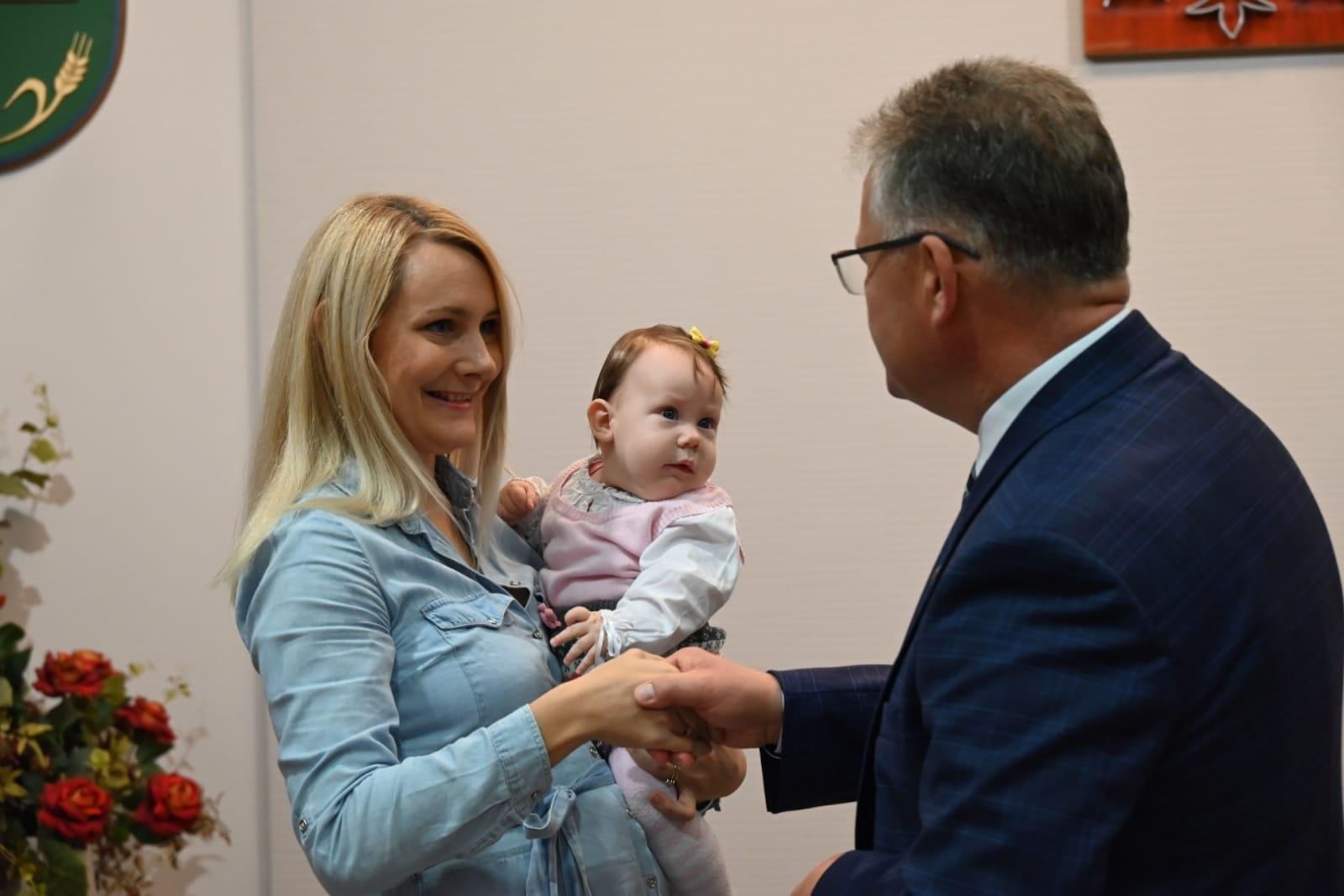 Zdjęcie w galerii na portalu naszraciborz.pl: W gminie Krzyżanowice powitano najmłodszych obywateli [FOTO] wiadomości z regionu