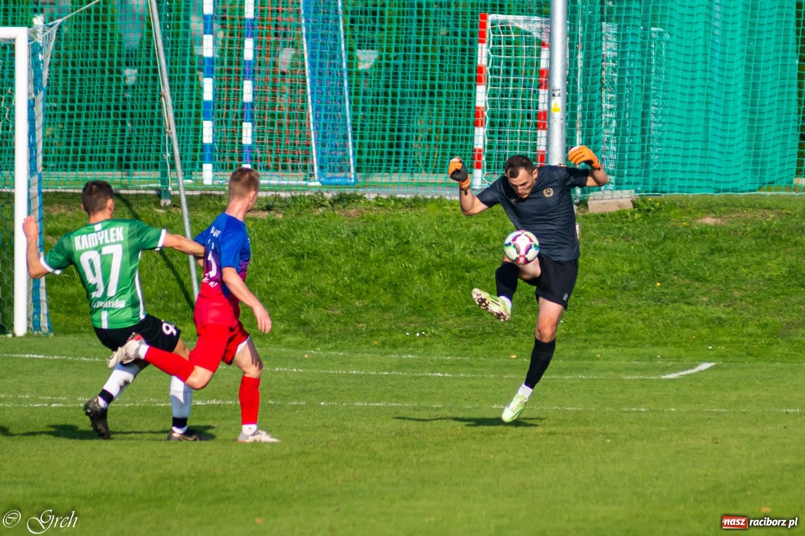 Zdjęcie w galerii na portalu naszraciborz.pl: Kolejarz Chałupki z kolejną wygraną. Zabełków wciąż na dnie [FOTO] wiadomości z regionu