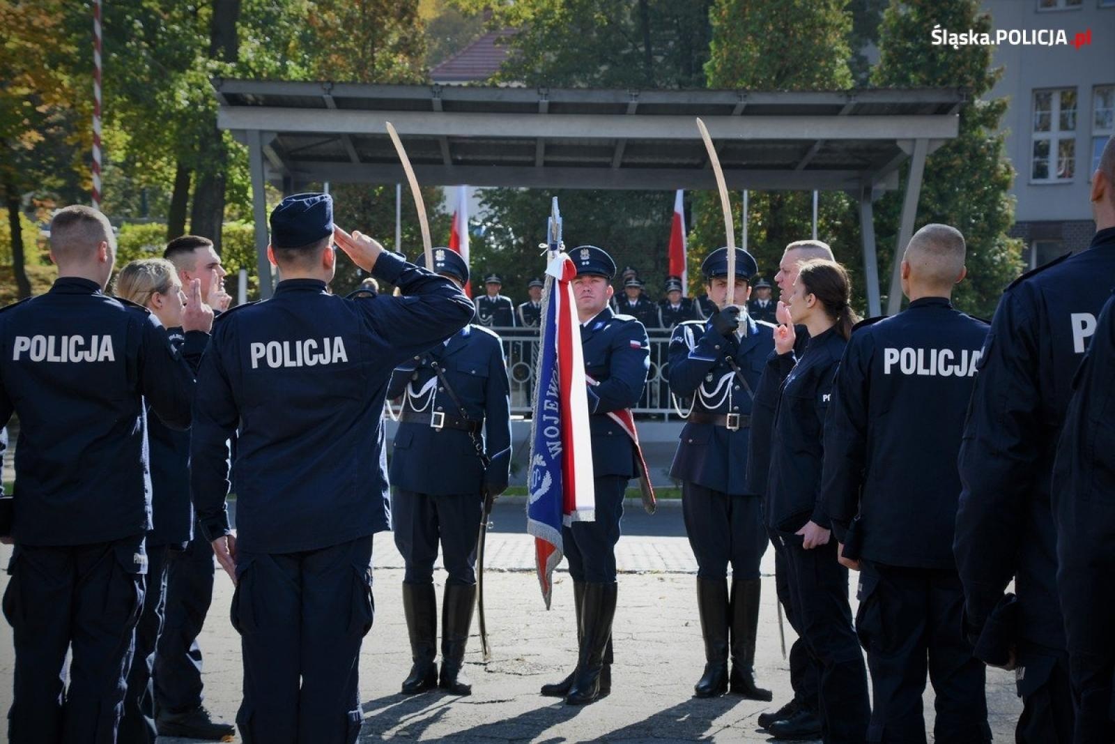Zdjęcie w galerii na portalu naszraciborz.pl: Ślubowanie za nimi. Teraz półroczne szkolenie wiadomości z regionu