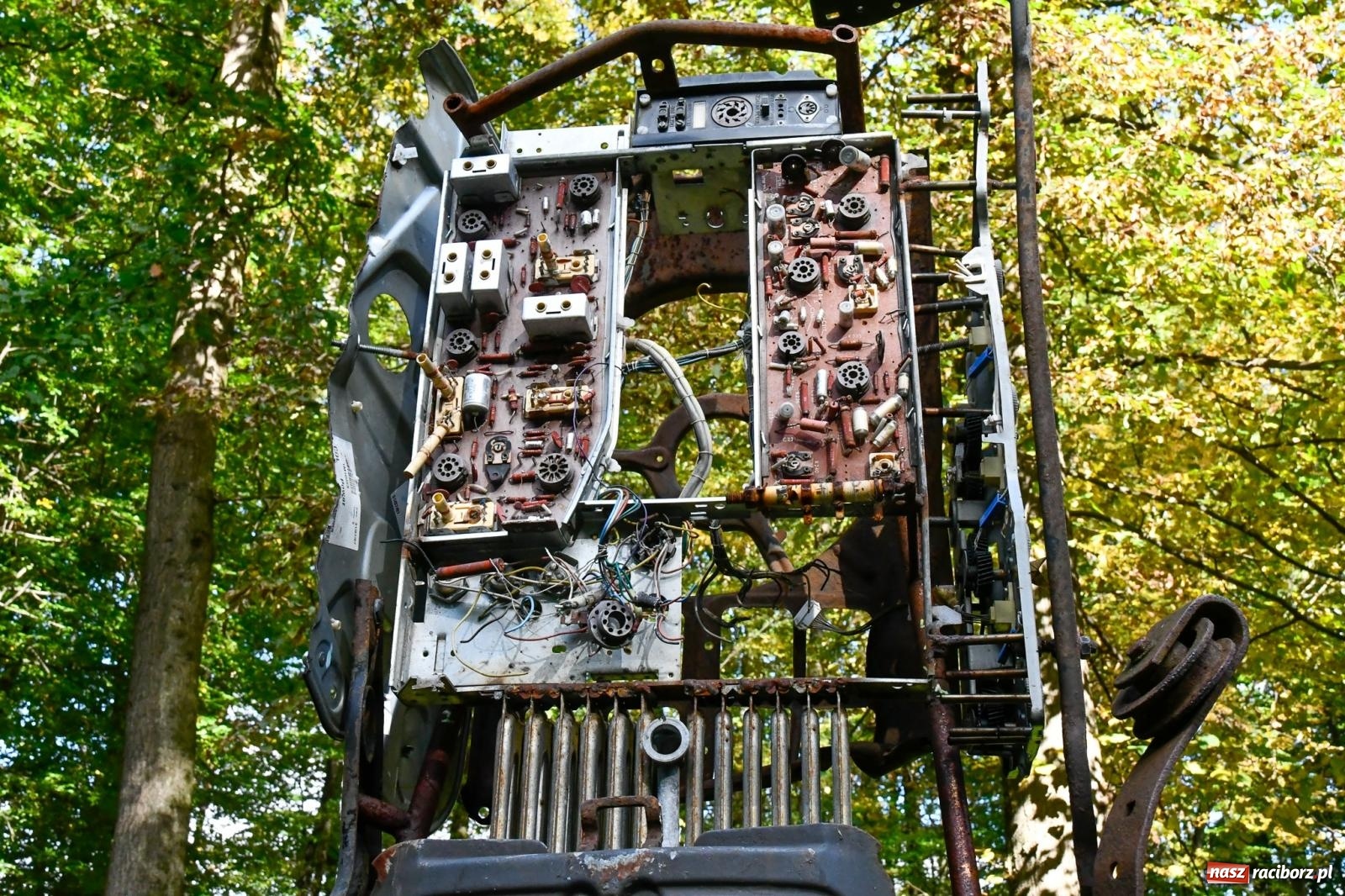 Zdjęcie w galerii na portalu naszraciborz.pl: ROZBITKOWIE Podleśnego. Ze Stoczni Gdańskiej nad Szuwarowy Staw w Oborze wiadomości z regionu