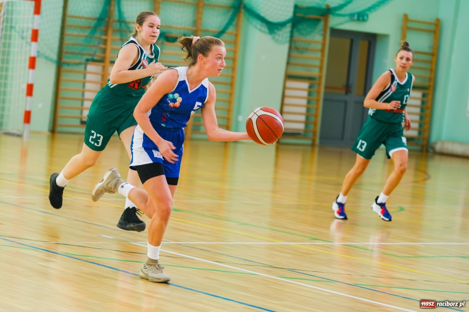 Zdjęcie w galerii na portalu naszraciborz.pl: Koszykarski dreszczowiec w hali przy Łąkowej [FOTO] wiadomości z regionu