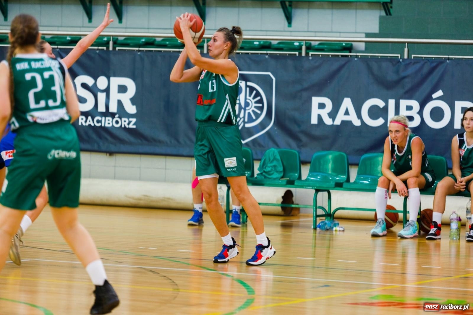 Zdjęcie w galerii na portalu naszraciborz.pl: Koszykarski dreszczowiec w hali przy Łąkowej [FOTO] wiadomości z regionu