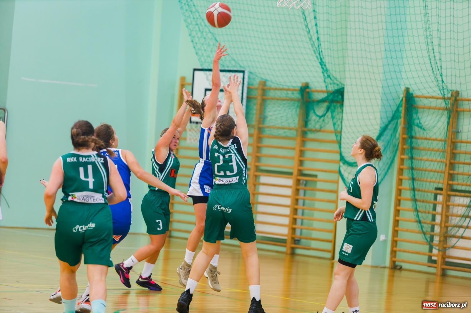 Zdjęcie w galerii na portalu naszraciborz.pl: Koszykarski dreszczowiec w hali przy Łąkowej [FOTO] wiadomości z regionu
