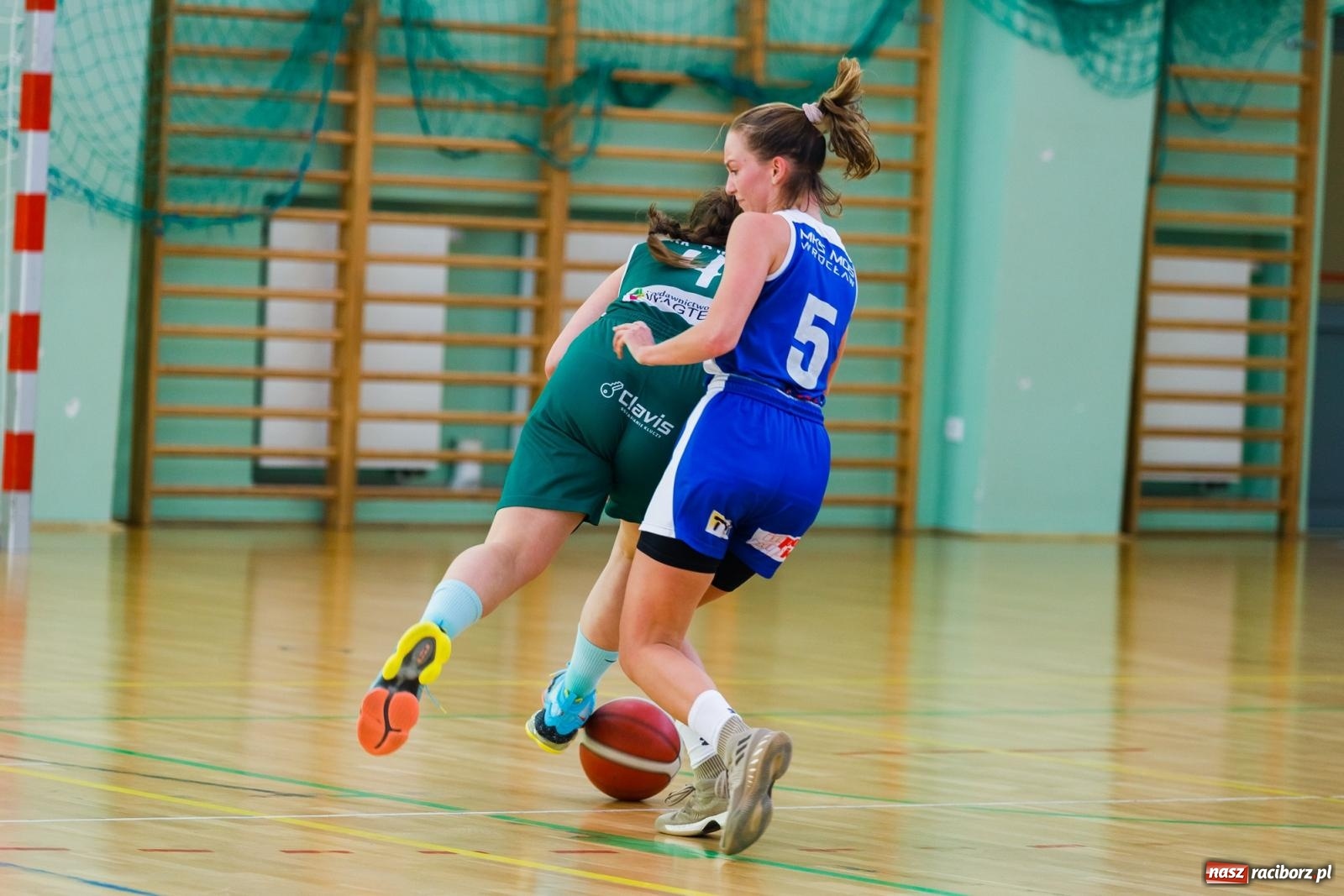 Zdjęcie w galerii na portalu naszraciborz.pl: Koszykarski dreszczowiec w hali przy Łąkowej [FOTO] wiadomości z regionu