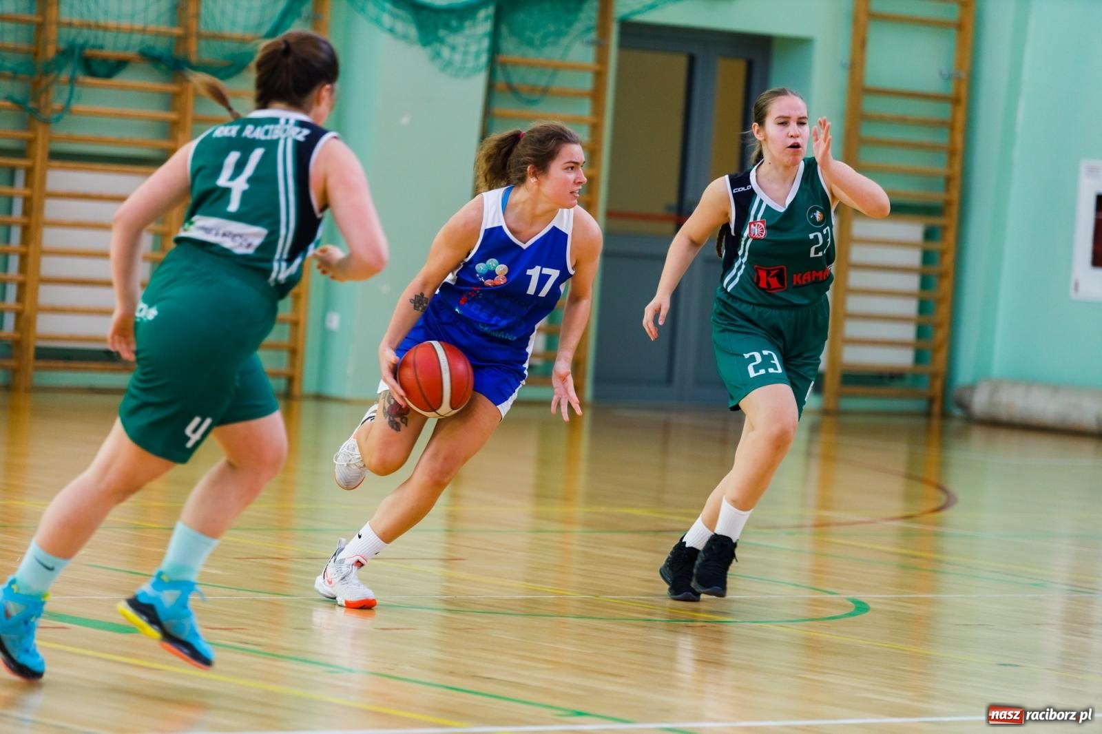 Zdjęcie w galerii na portalu naszraciborz.pl: Koszykarski dreszczowiec w hali przy Łąkowej [FOTO] wiadomości z regionu