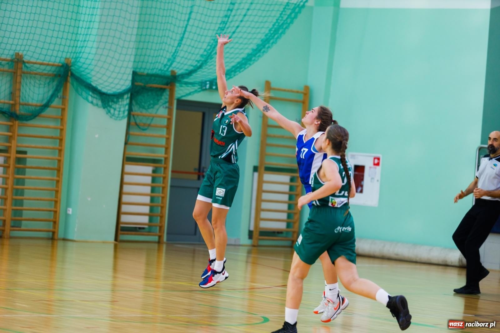 Zdjęcie w galerii na portalu naszraciborz.pl: Koszykarski dreszczowiec w hali przy Łąkowej [FOTO] wiadomości z regionu