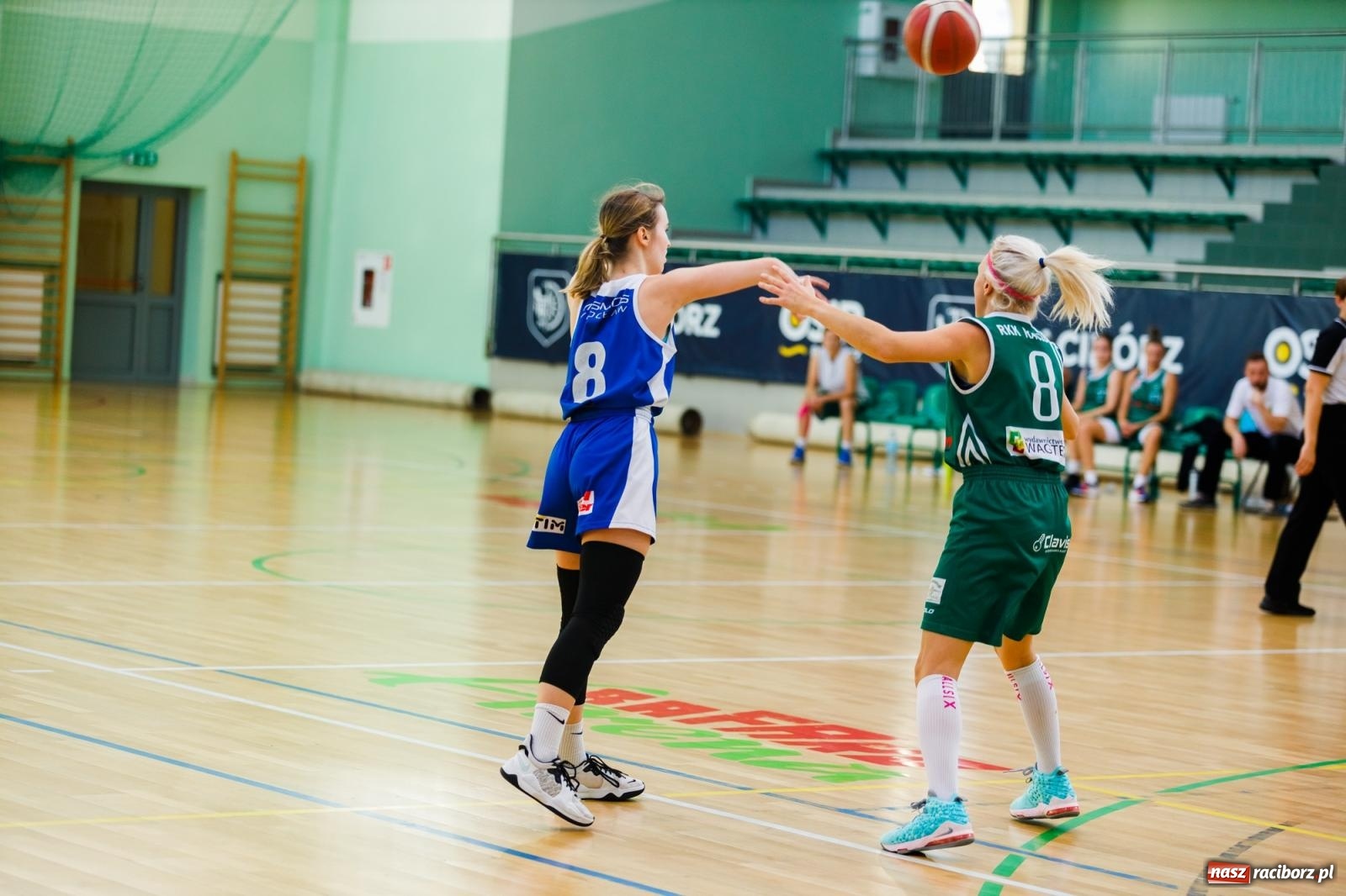 Zdjęcie w galerii na portalu naszraciborz.pl: Koszykarski dreszczowiec w hali przy Łąkowej [FOTO] wiadomości z regionu