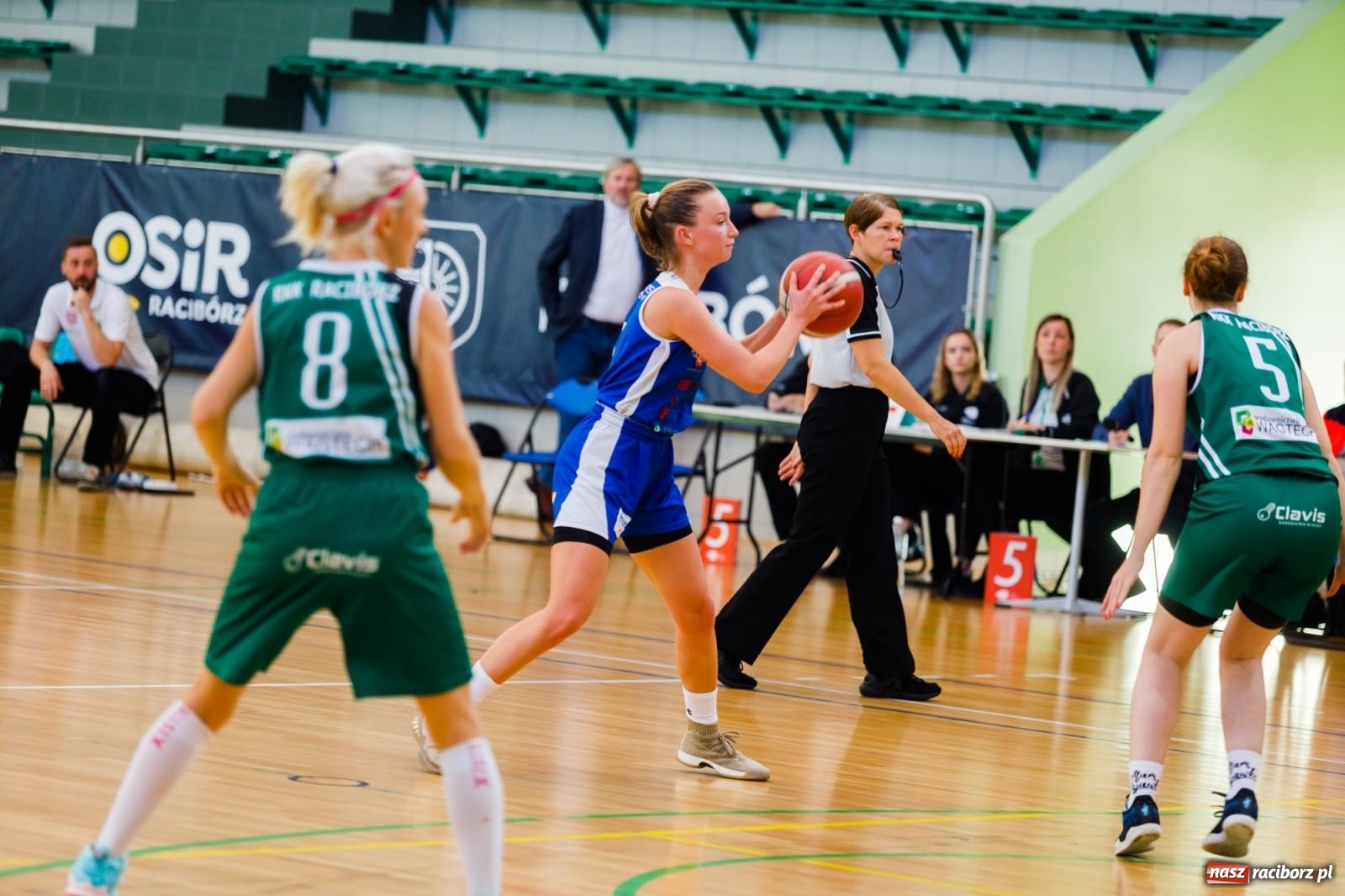 Zdjęcie w galerii na portalu naszraciborz.pl: Koszykarski dreszczowiec w hali przy Łąkowej [FOTO] wiadomości z regionu