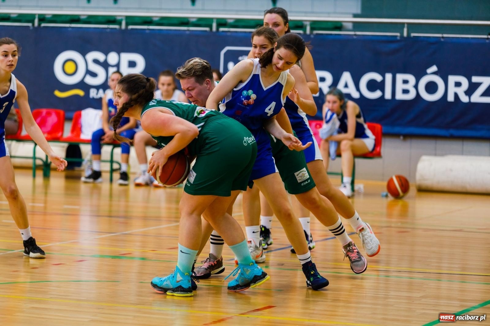 Zdjęcie w galerii na portalu naszraciborz.pl: Koszykarski dreszczowiec w hali przy Łąkowej [FOTO] wiadomości z regionu