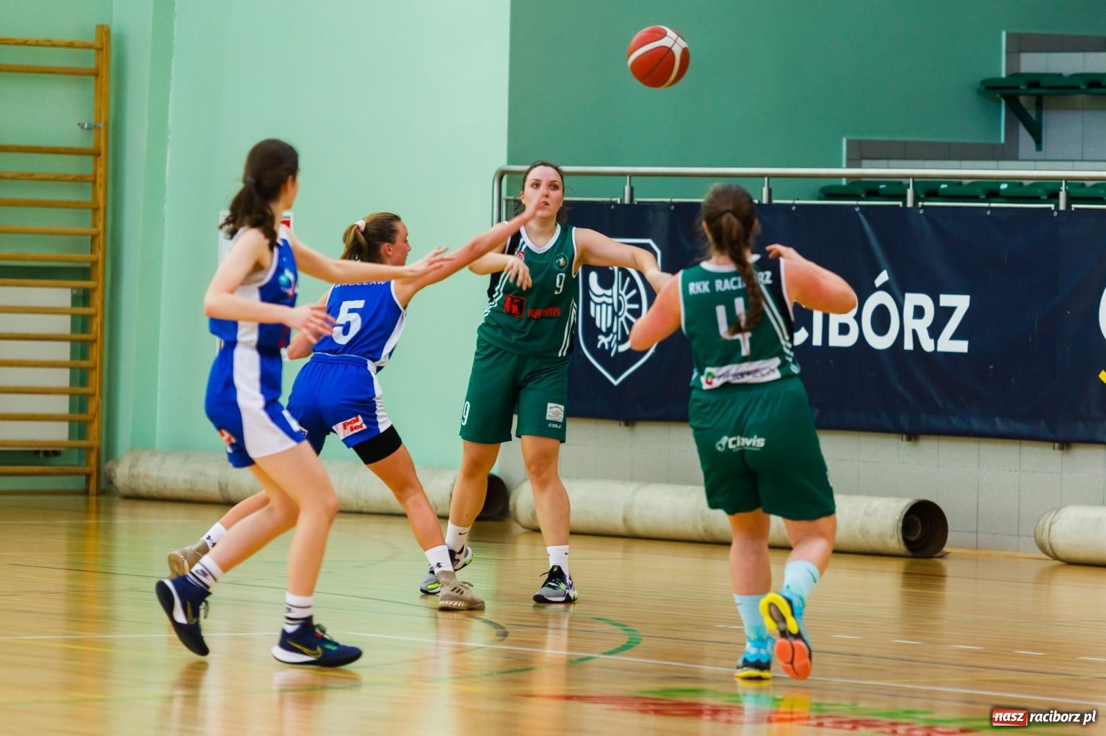 Zdjęcie w galerii na portalu naszraciborz.pl: Koszykarski dreszczowiec w hali przy Łąkowej [FOTO] wiadomości z regionu