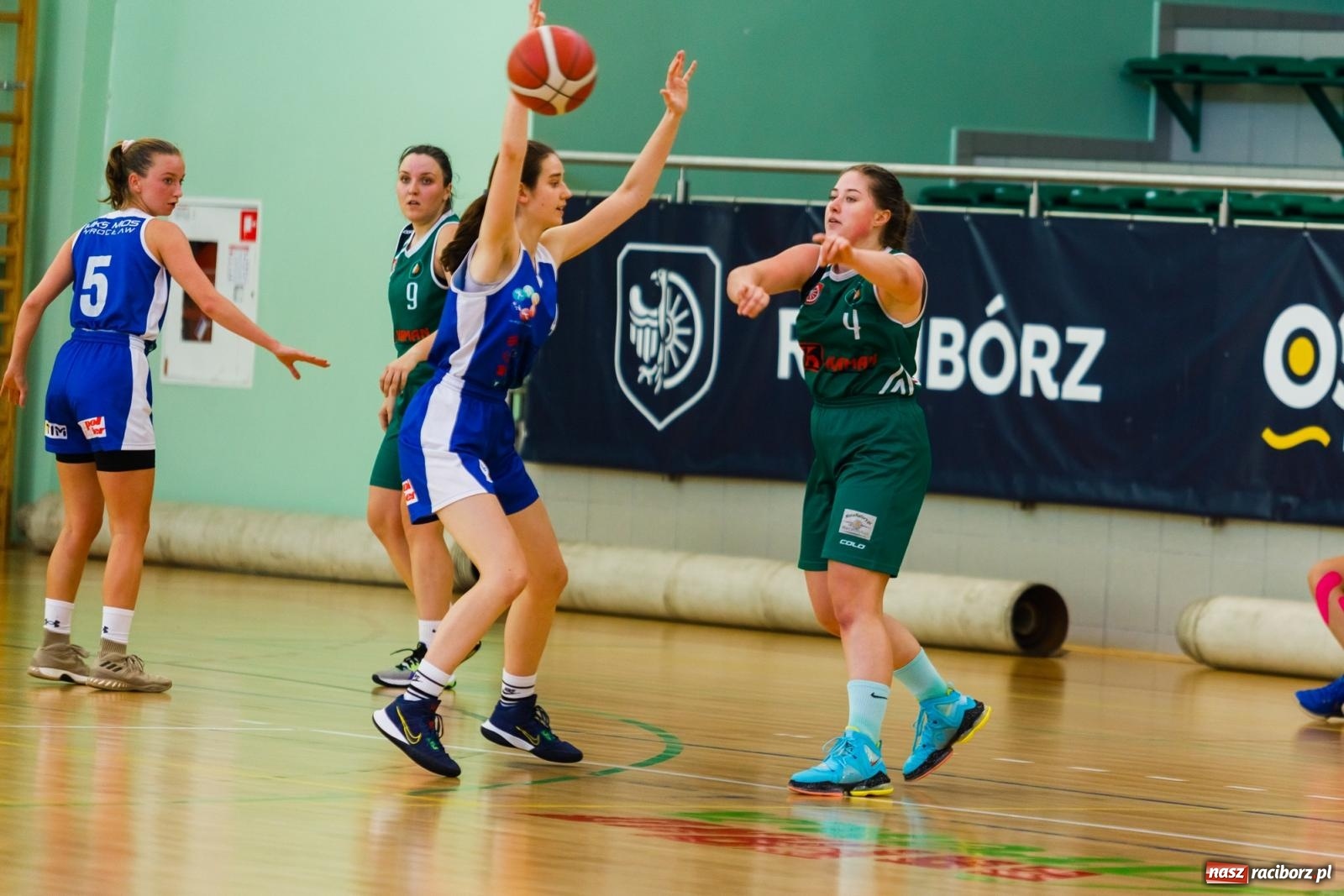 Zdjęcie w galerii na portalu naszraciborz.pl: Koszykarski dreszczowiec w hali przy Łąkowej [FOTO] wiadomości z regionu