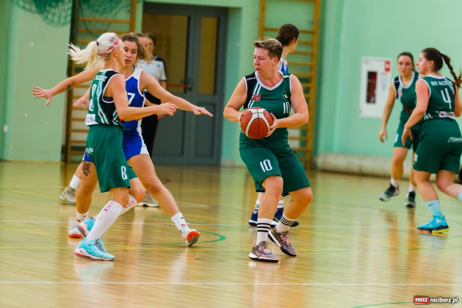 Zdjęcie w galerii na portalu naszraciborz.pl: Koszykarski dreszczowiec w hali przy Łąkowej [FOTO] wiadomości z regionu
