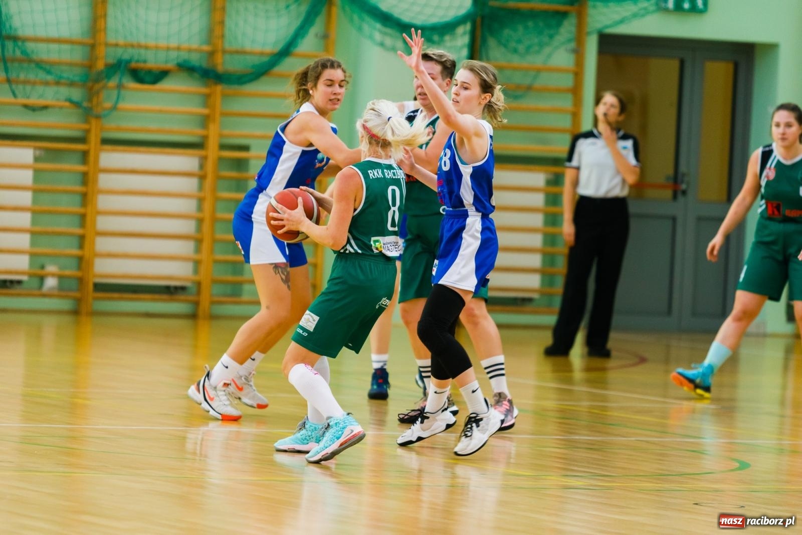 Zdjęcie w galerii na portalu naszraciborz.pl: Koszykarski dreszczowiec w hali przy Łąkowej [FOTO] wiadomości z regionu