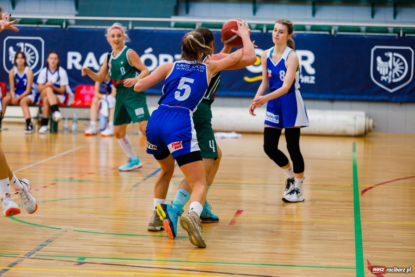 Zdjęcie w galerii na portalu naszraciborz.pl: Koszykarski dreszczowiec w hali przy Łąkowej [FOTO] wiadomości z regionu