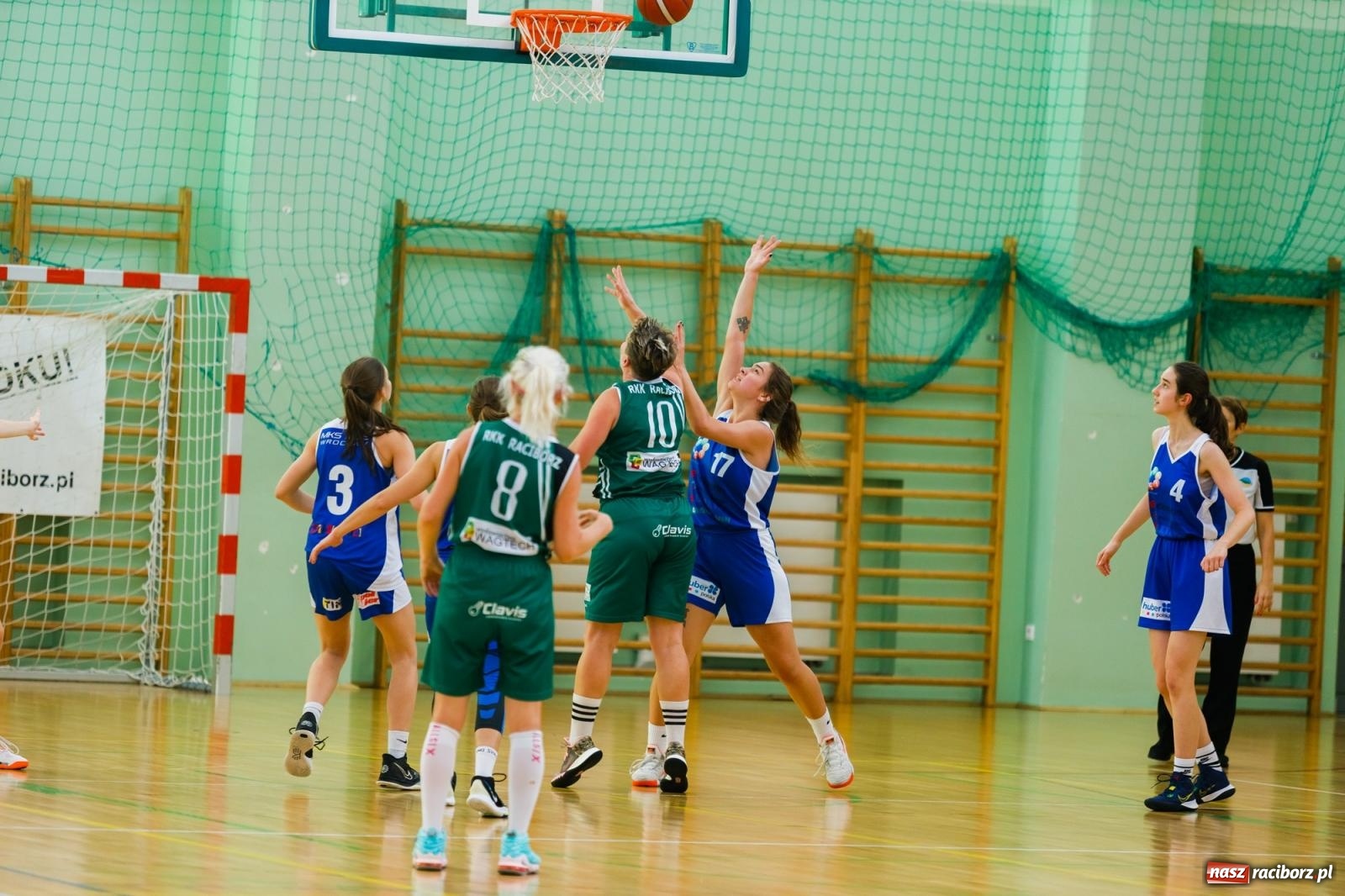 Zdjęcie w galerii na portalu naszraciborz.pl: Koszykarski dreszczowiec w hali przy Łąkowej [FOTO] wiadomości z regionu