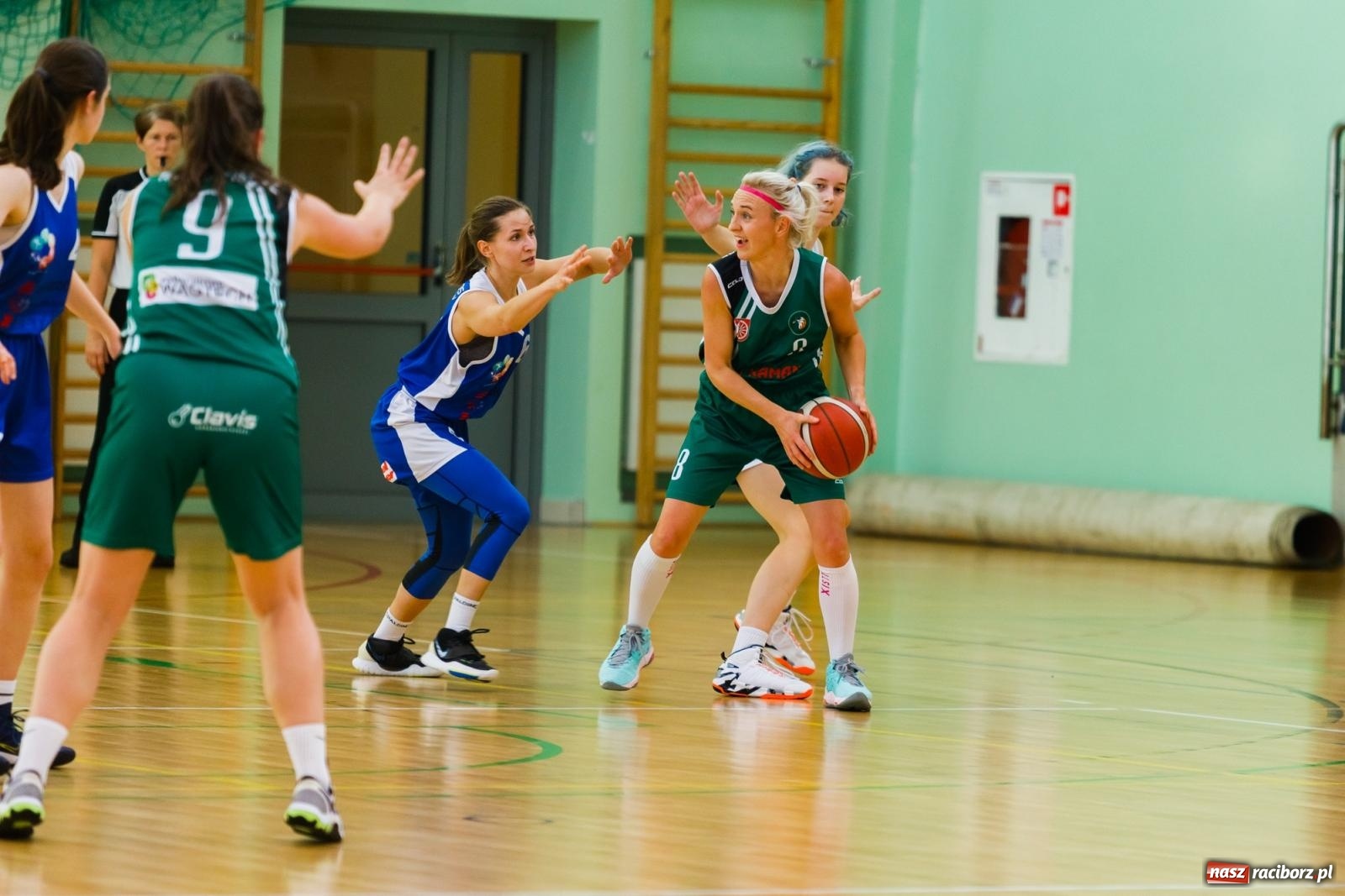 Zdjęcie w galerii na portalu naszraciborz.pl: Koszykarski dreszczowiec w hali przy Łąkowej [FOTO] wiadomości z regionu