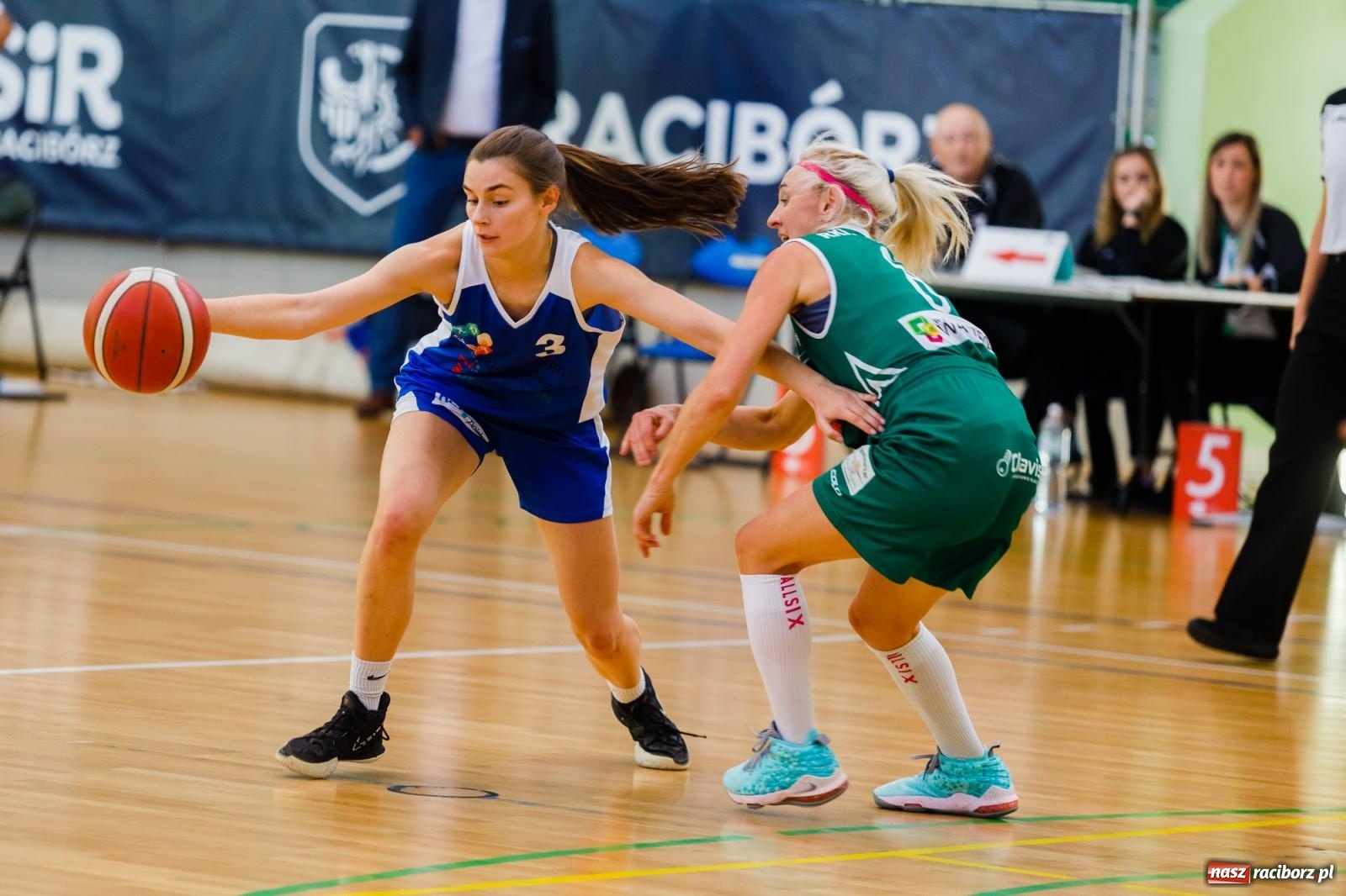 Zdjęcie w galerii na portalu naszraciborz.pl: Koszykarski dreszczowiec w hali przy Łąkowej [FOTO] wiadomości z regionu