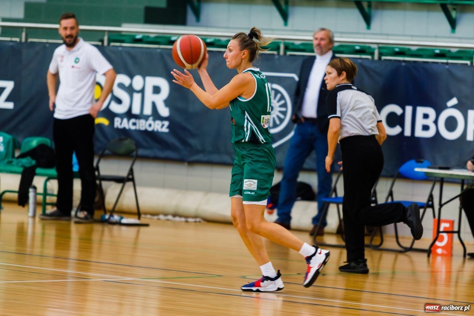 Zdjęcie w galerii na portalu naszraciborz.pl: Koszykarski dreszczowiec w hali przy Łąkowej [FOTO] wiadomości z regionu