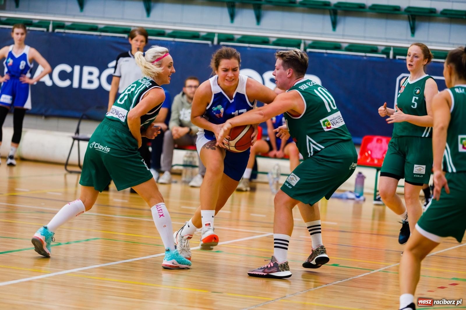 Zdjęcie w galerii na portalu naszraciborz.pl: Koszykarski dreszczowiec w hali przy Łąkowej [FOTO] wiadomości z regionu