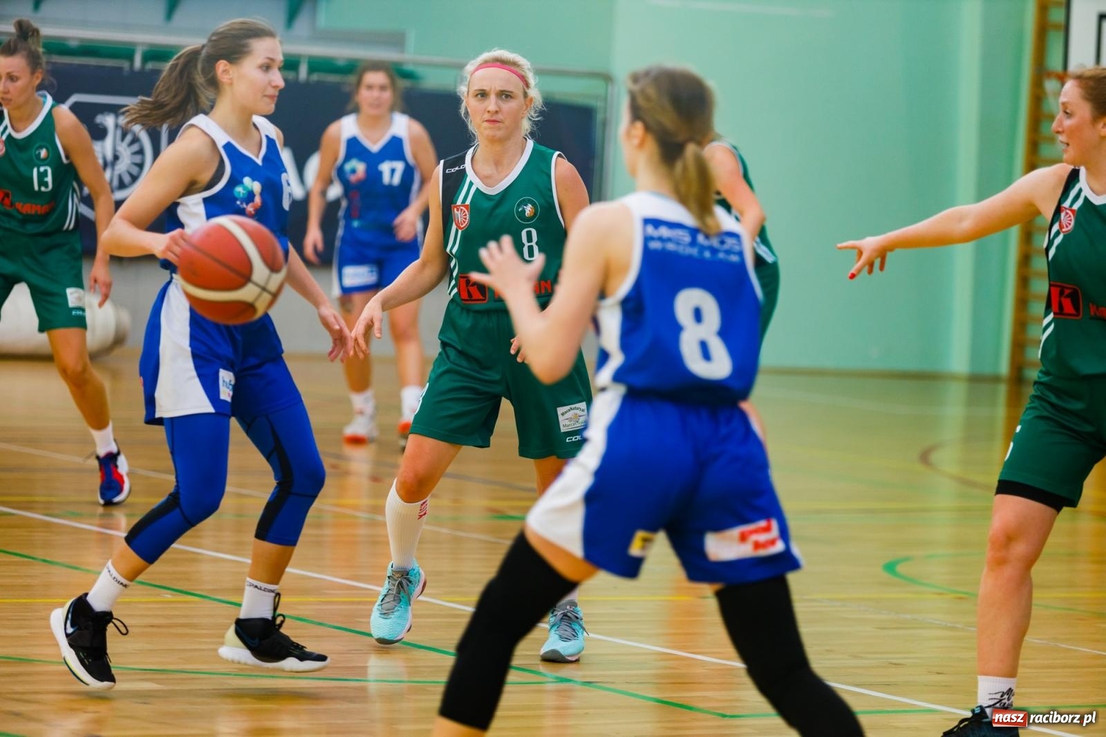 Zdjęcie w galerii na portalu naszraciborz.pl: Koszykarski dreszczowiec w hali przy Łąkowej [FOTO] wiadomości z regionu