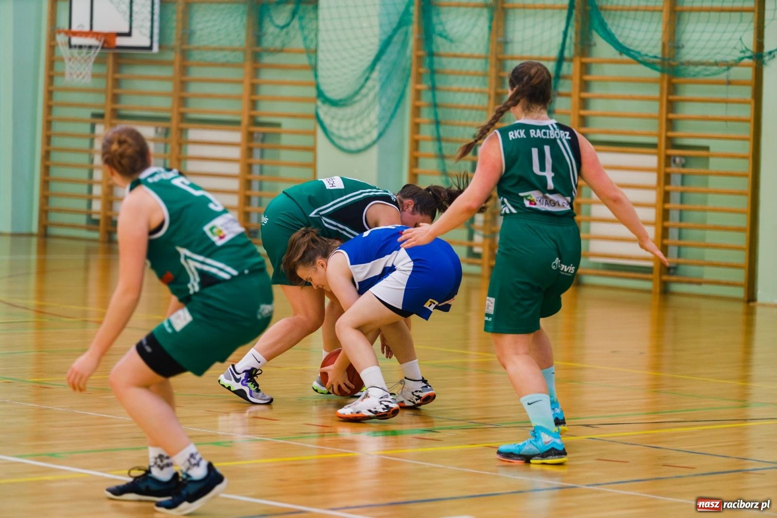 Zdjęcie w galerii na portalu naszraciborz.pl: Koszykarski dreszczowiec w hali przy Łąkowej [FOTO] wiadomości z regionu