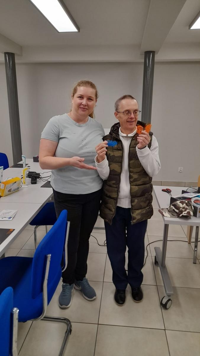 Zdjęcie w galerii na portalu naszraciborz.pl: Warsztaty tworzenia prac długopisami 3D w raciborskiej bibliotece wiadomości z regionu