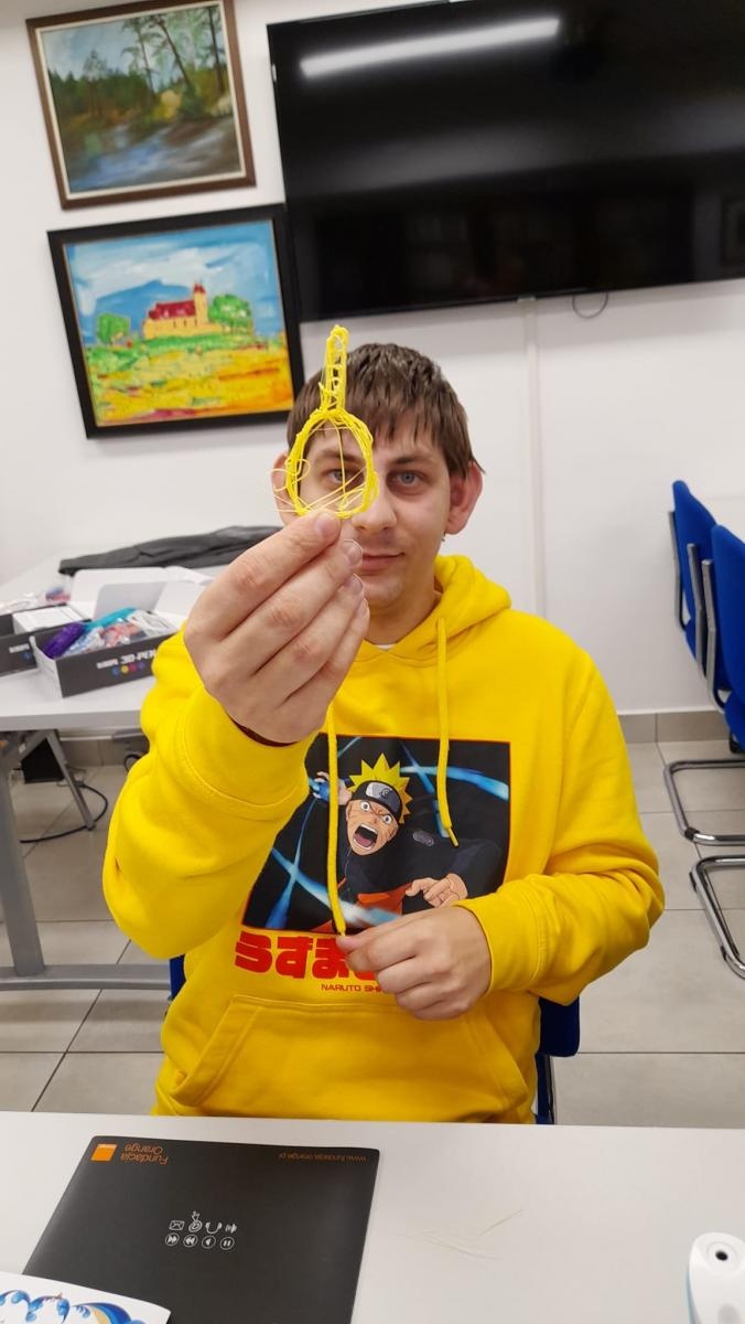 Zdjęcie w galerii na portalu naszraciborz.pl: Warsztaty tworzenia prac długopisami 3D w raciborskiej bibliotece wiadomości z regionu