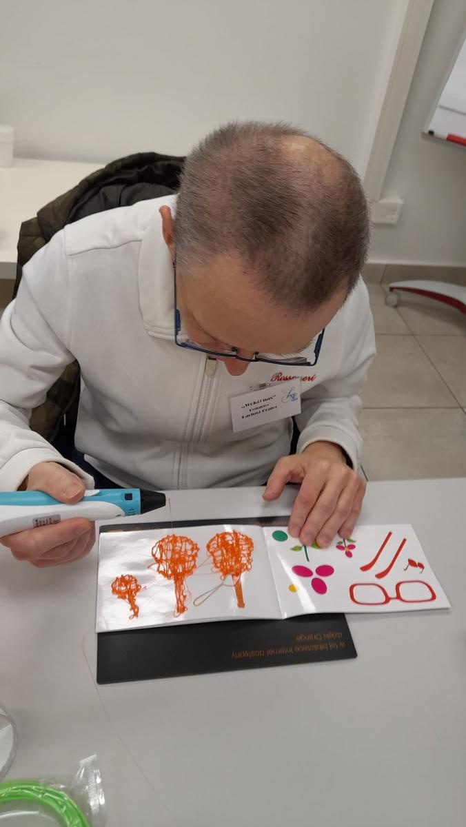 Zdjęcie w galerii na portalu naszraciborz.pl: Warsztaty tworzenia prac długopisami 3D w raciborskiej bibliotece wiadomości z regionu