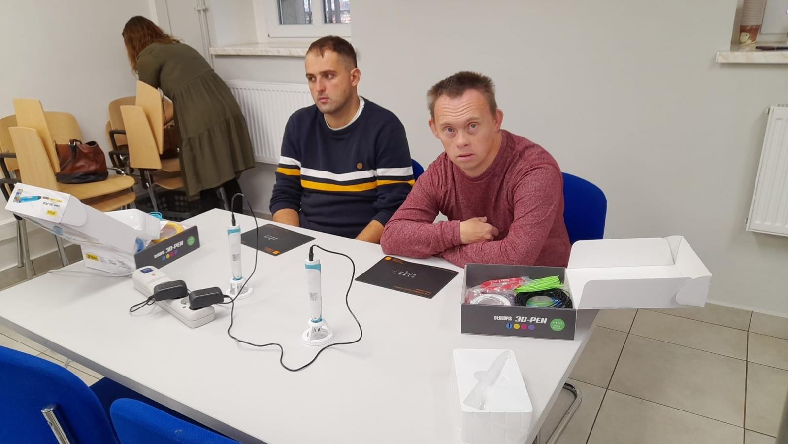 Zdjęcie w galerii na portalu naszraciborz.pl: Warsztaty tworzenia prac długopisami 3D w raciborskiej bibliotece wiadomości z regionu