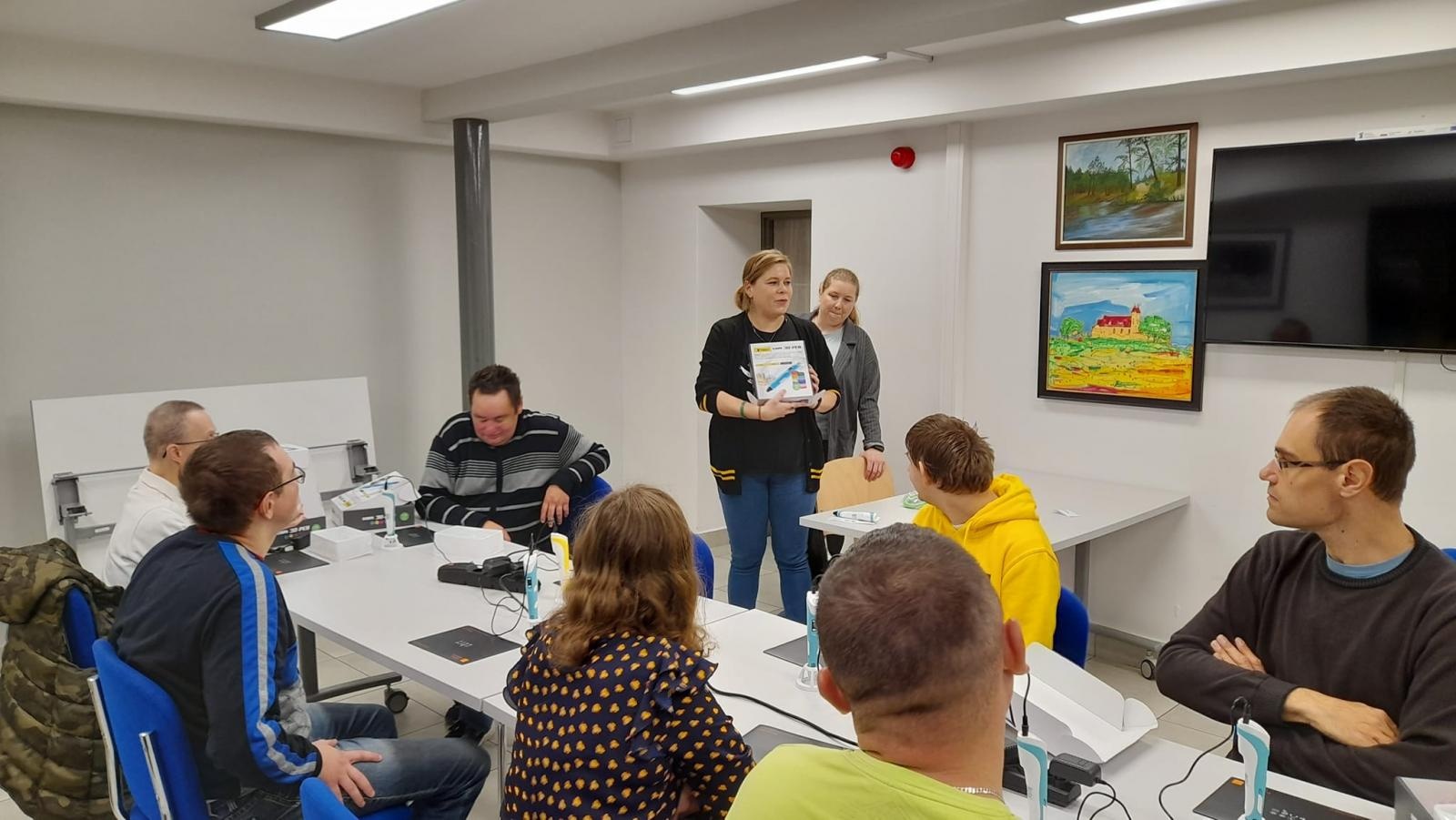 Zdjęcie w galerii na portalu naszraciborz.pl: Warsztaty tworzenia prac długopisami 3D w raciborskiej bibliotece wiadomości z regionu