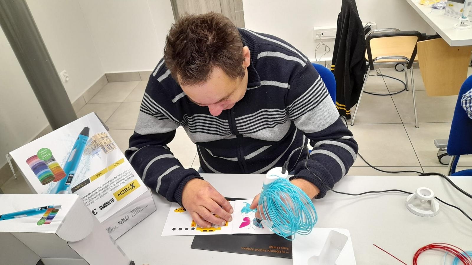 Zdjęcie w galerii na portalu naszraciborz.pl: Warsztaty tworzenia prac długopisami 3D w raciborskiej bibliotece wiadomości z regionu