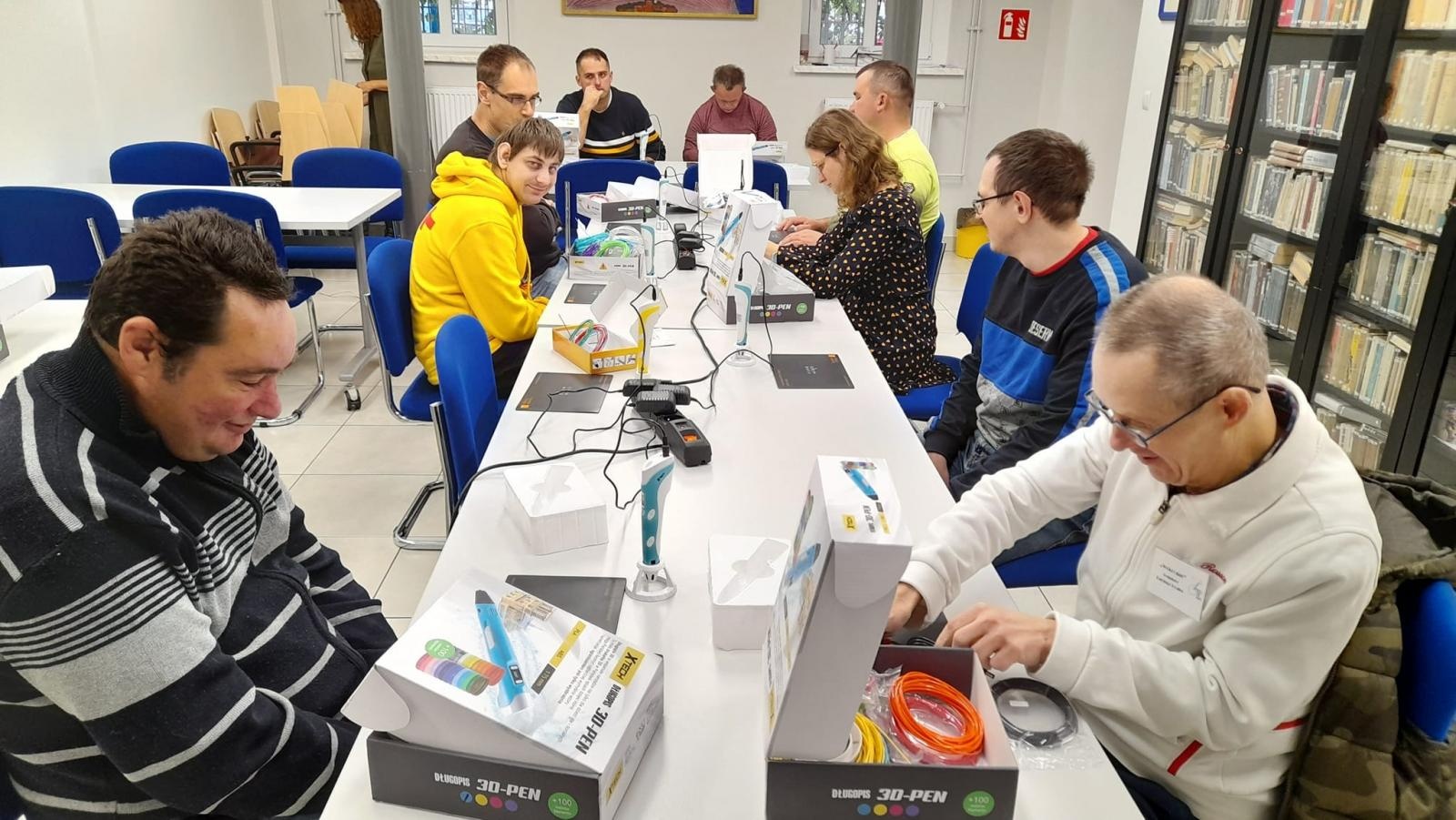 Zdjęcie w galerii na portalu naszraciborz.pl: Warsztaty tworzenia prac długopisami 3D w raciborskiej bibliotece wiadomości z regionu