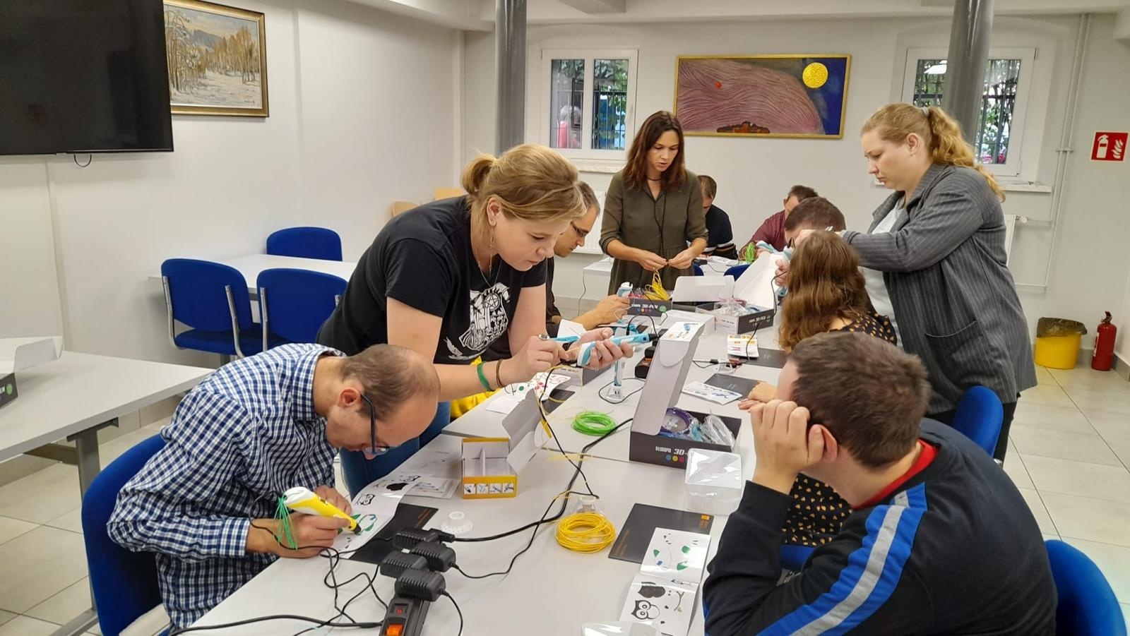 Zdjęcie w galerii na portalu naszraciborz.pl: Warsztaty tworzenia prac długopisami 3D w raciborskiej bibliotece wiadomości z regionu